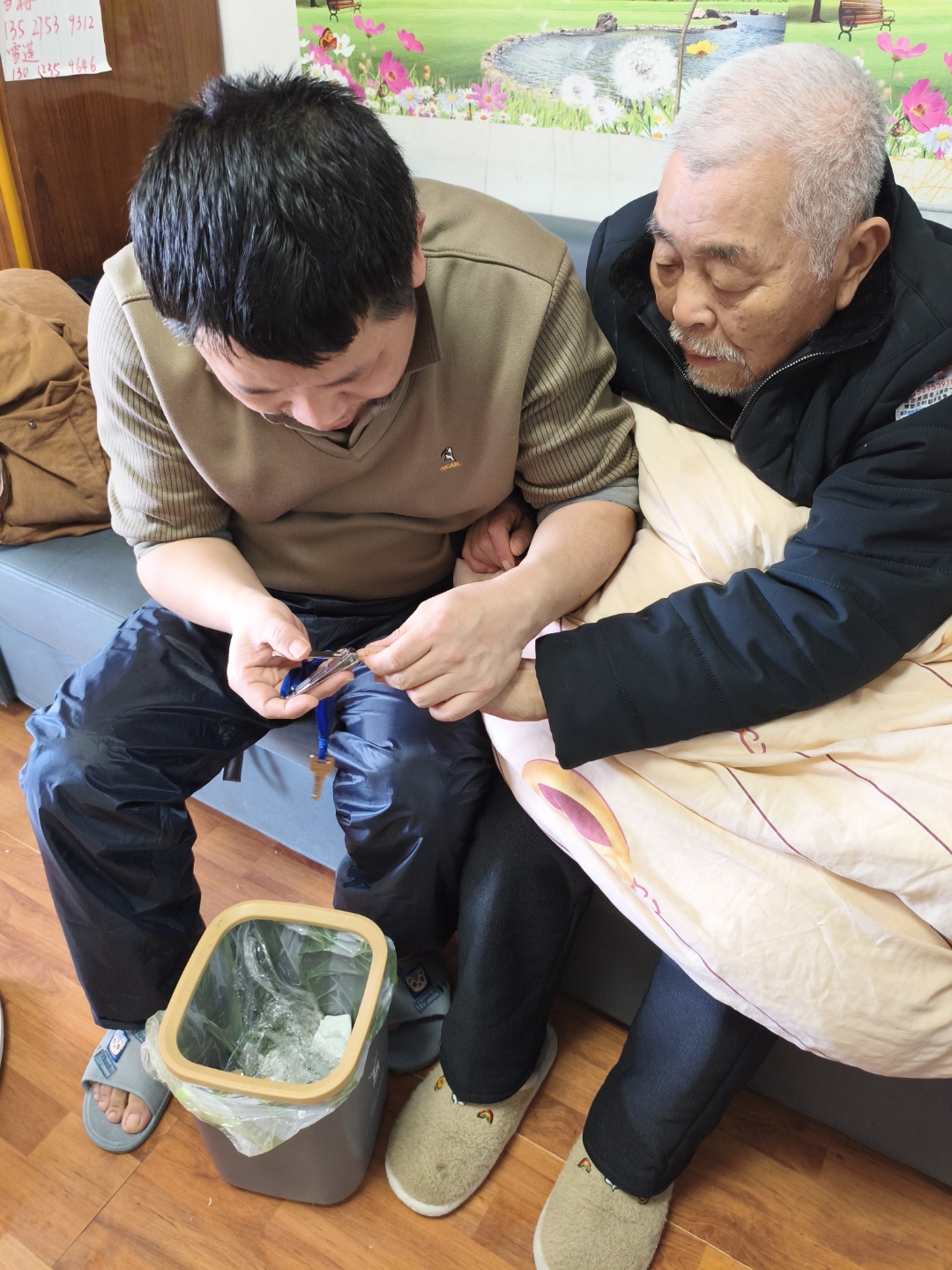 家,他女儿介绍,杨大爷有轻度老年痴呆,坚决不肯洗澡不肯换内衣内裤,家