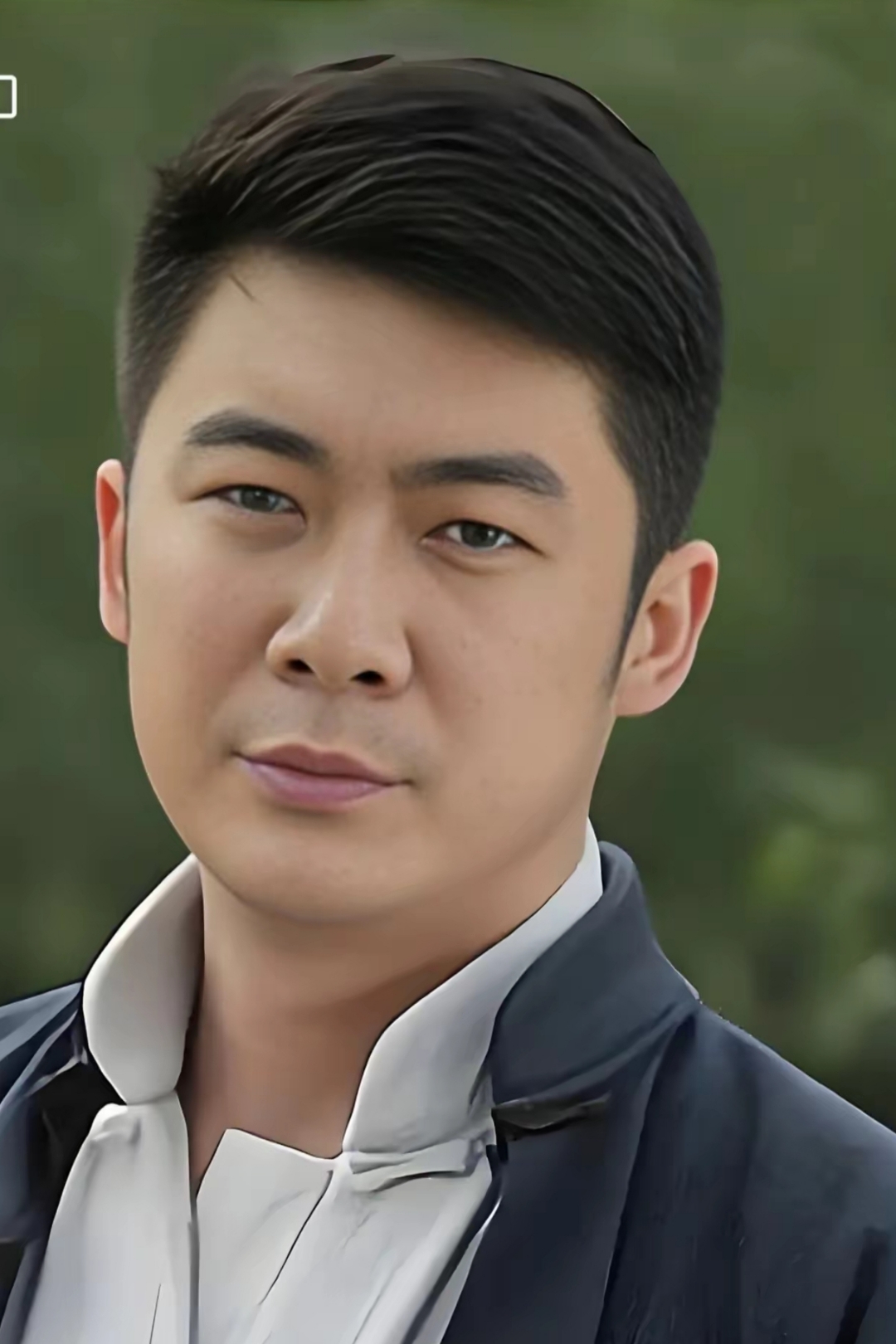 他,毕业于北京电影学院表演系,棱角分明的脸上带着