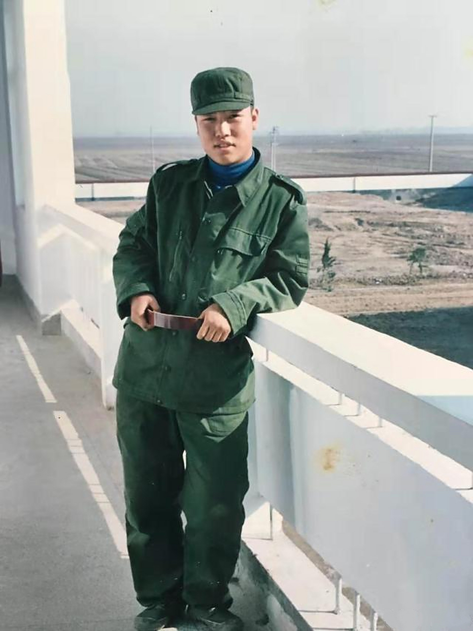 1997年至2005年,贾冰在解放军73071部队文工团当兵时的照片