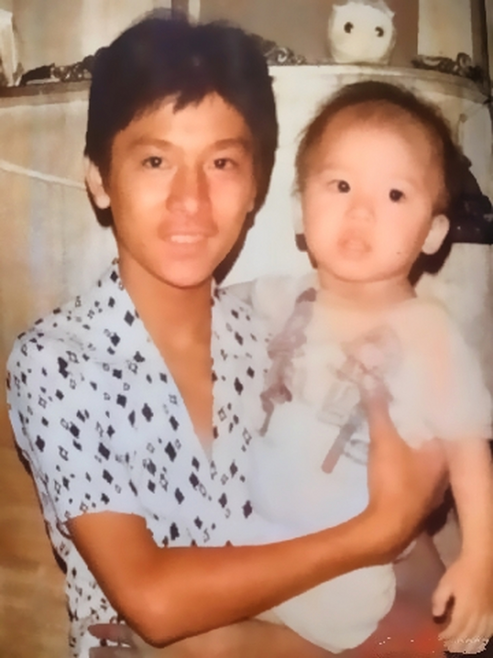 1973年,刘德华抱着弟弟刘德盛时的照片.
