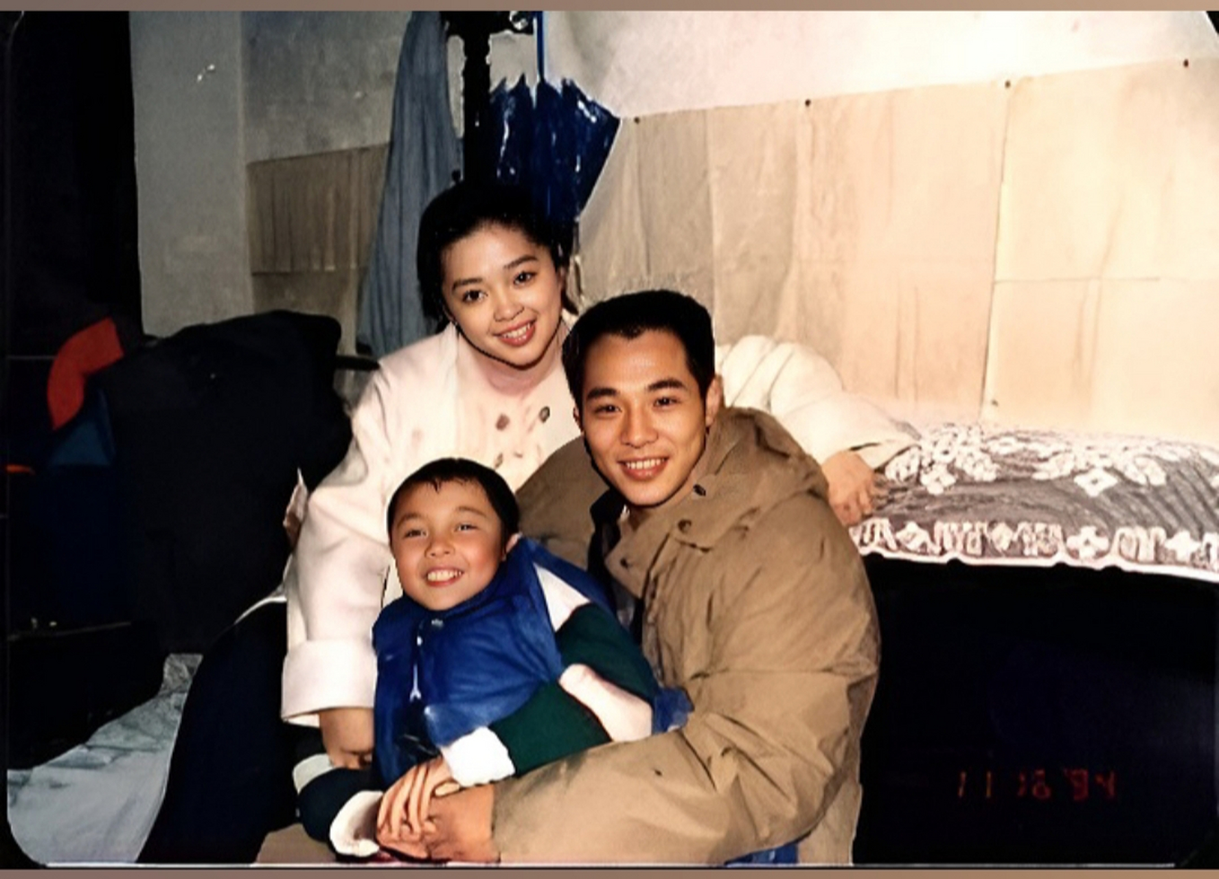 1994年,李连杰和谢苗,在片场合影照片.