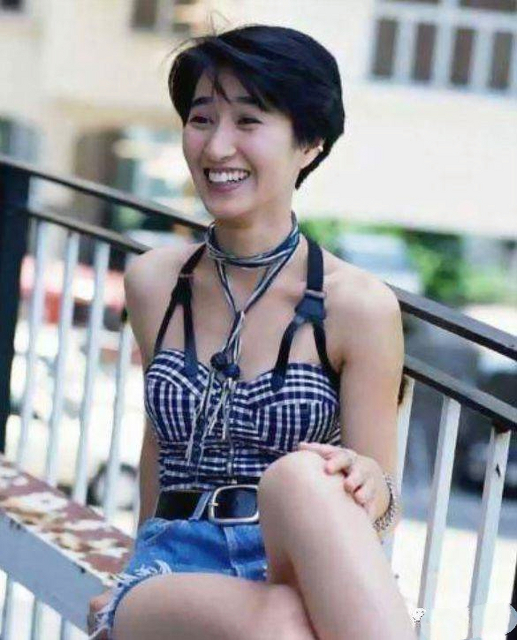 张家辉老婆关咏荷,年轻时的街拍照片.