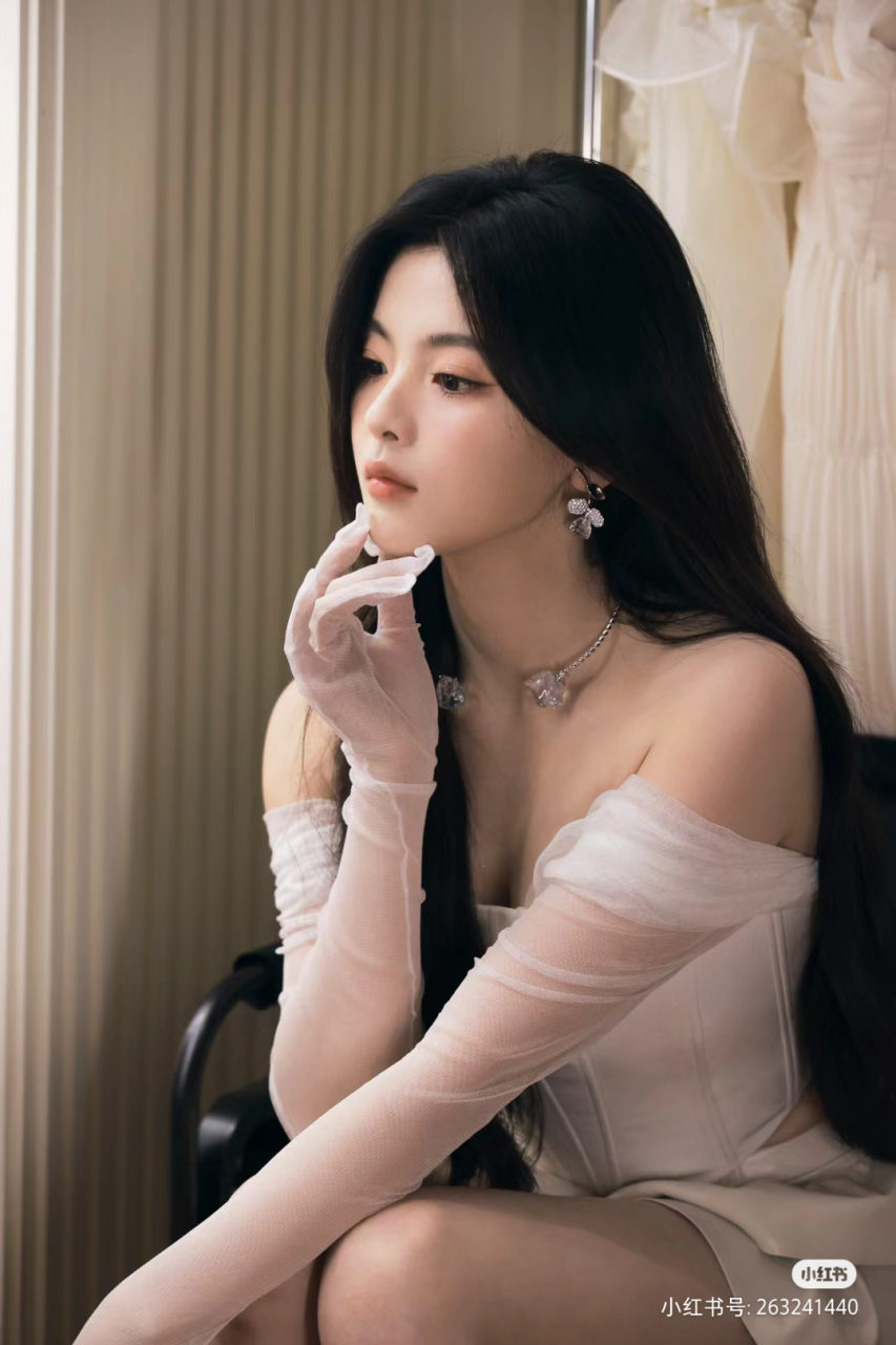 杨超越真是太漂亮了,给我推送杨超越光脚的图片,我就去找了下他的图片