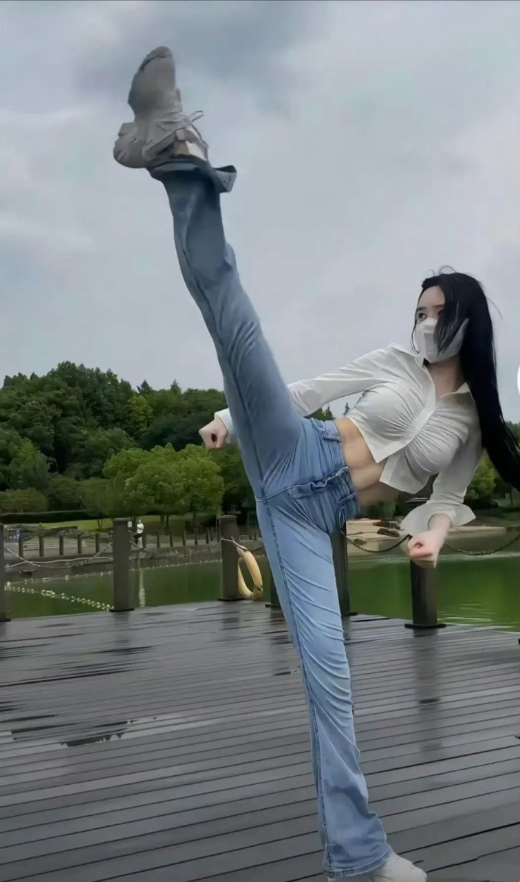 这女的腹肌好有力量!