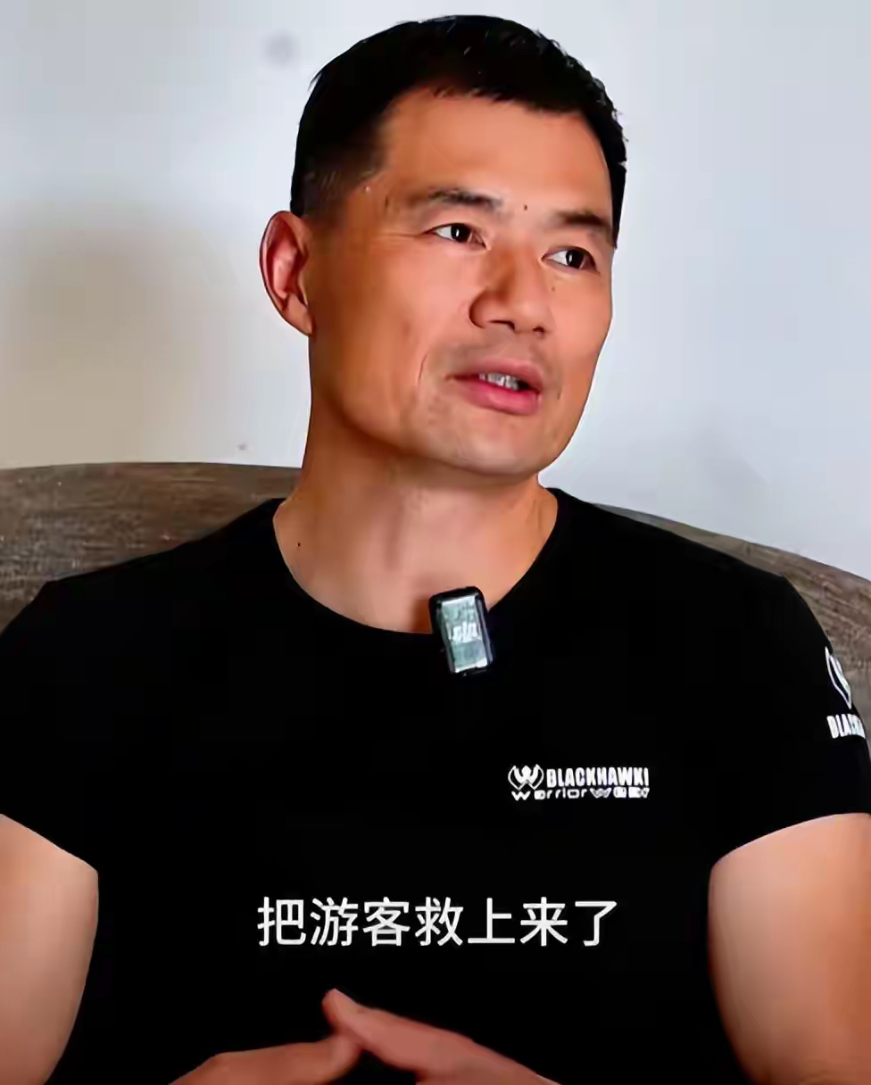 孙女士看瀑布不慎坠下5米深潭,被救后拥抱恩人认