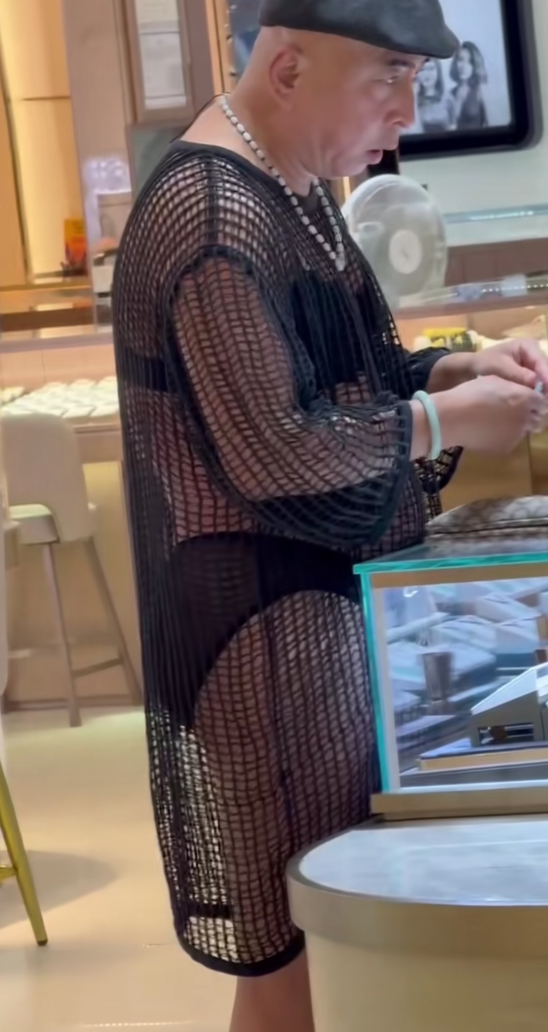 翻车现场大爷大胖子大肚子游泳渔网装全身的照片古怪穿渔网搞笑图片