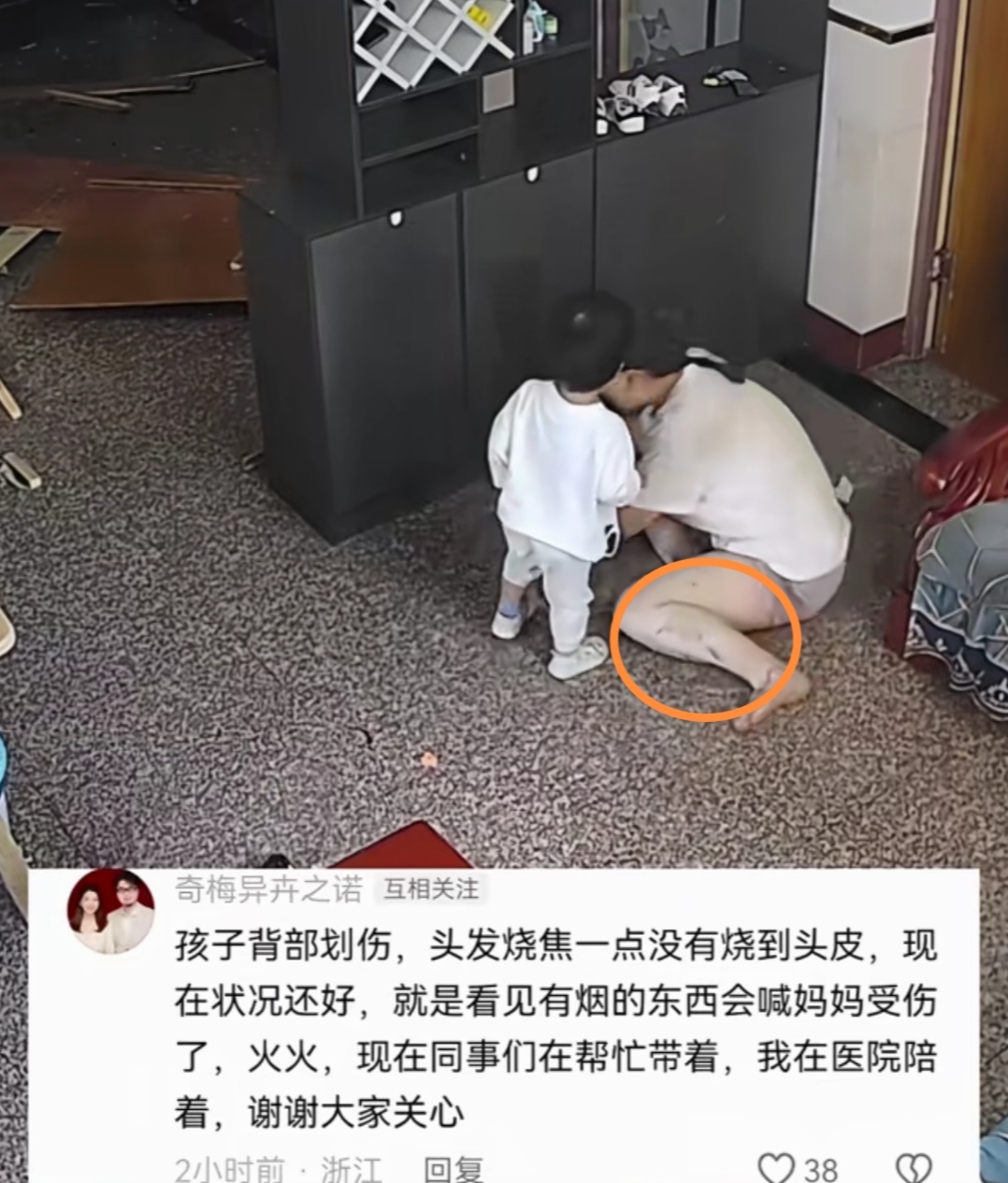 看视频,爆炸的同时,站在厨房门口的孩子从厨房飞到餐厅有两