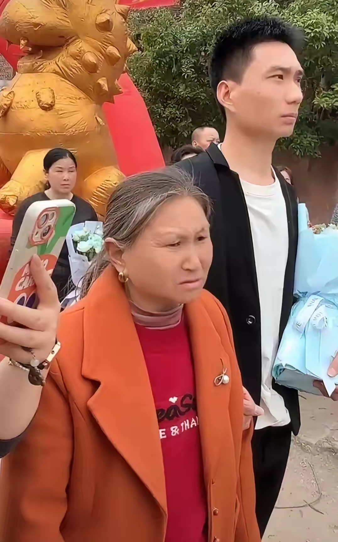 妈妈头发斑白,牙齿脱落,其实她才56岁,越发刚长相随妈妈