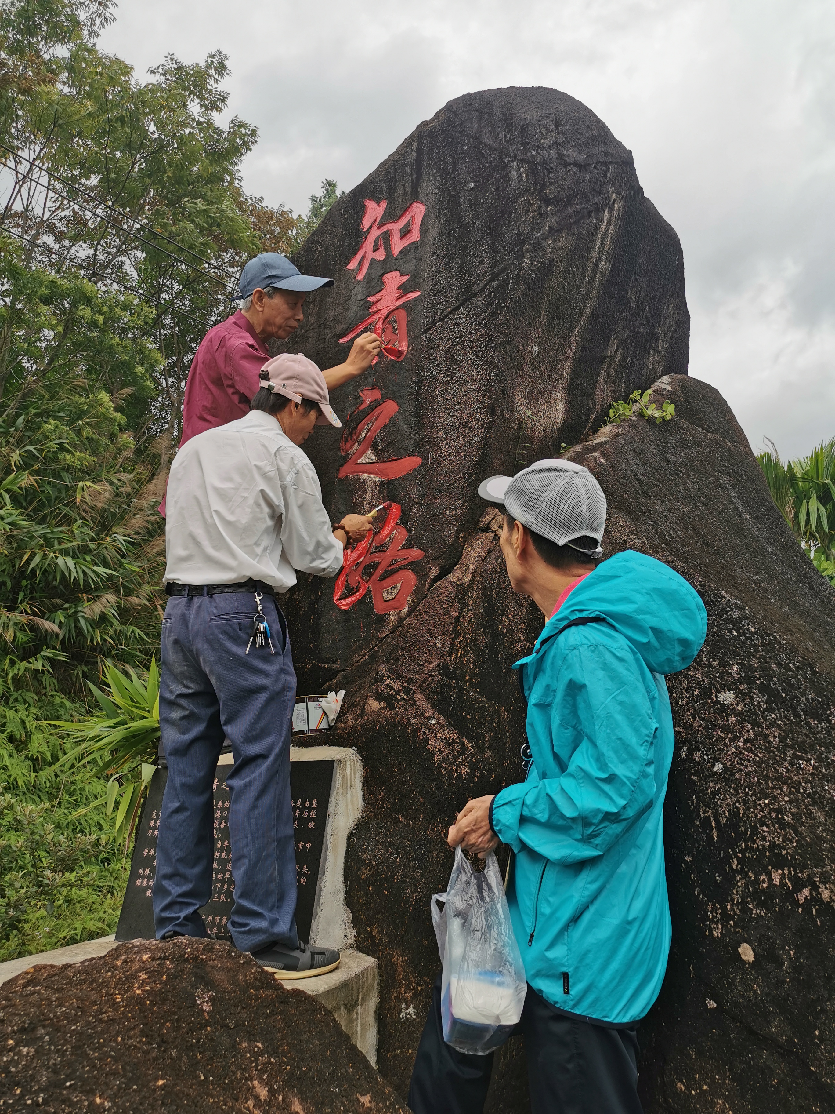 位于海南省万宁市南林农场新三队. 原始热带雨林,无底深潭,游玩探 ..
