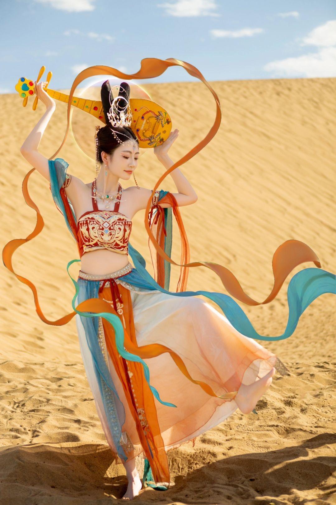 《莫高窟下,月牙泉边:国庆敦煌,遇见最美的自己》 秋意浓,丝路长,九月