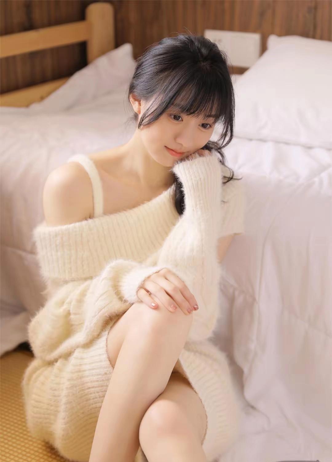 特别是那迷人的眼妆和诱人的唇色,让床上女神图