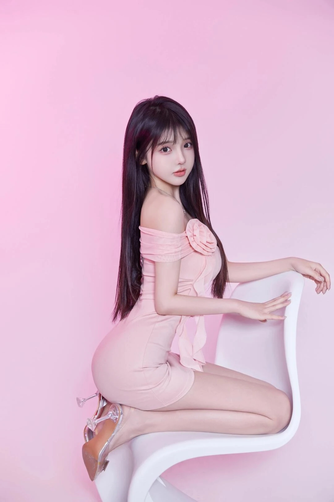 小姐姐今天穿了件粉嫩嫩的小裙子,坐在地上摆了个 pose,真是可爱到