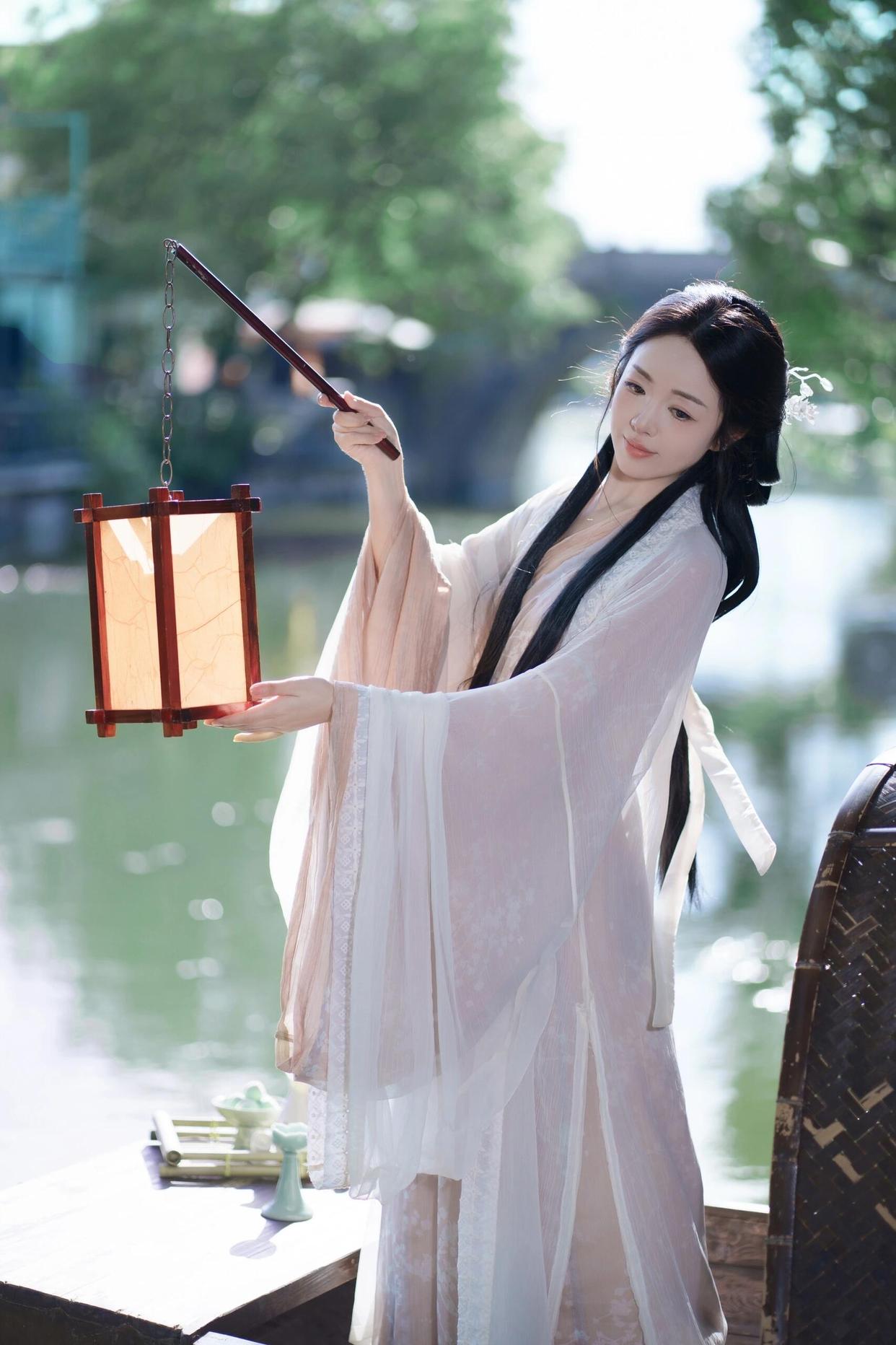 古风小姐姐,手持灯笼,静立湖边,美如画中人.