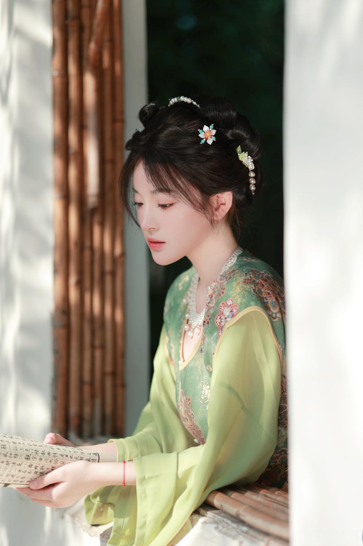 窗边古韵美人,轻翻书卷,绿意盎然中寻得一片宁静.