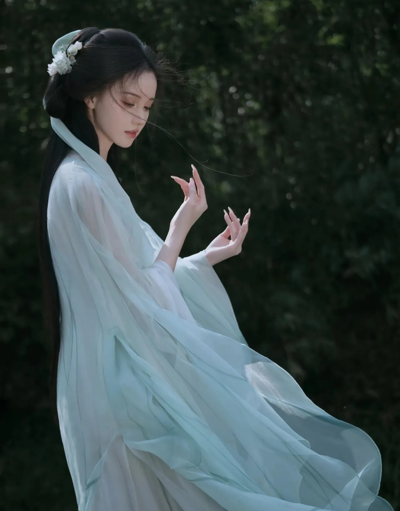 汉服之美,如梦如幻  眼前这位女子,身着浅蓝汉服,仿佛穿越千年的时光