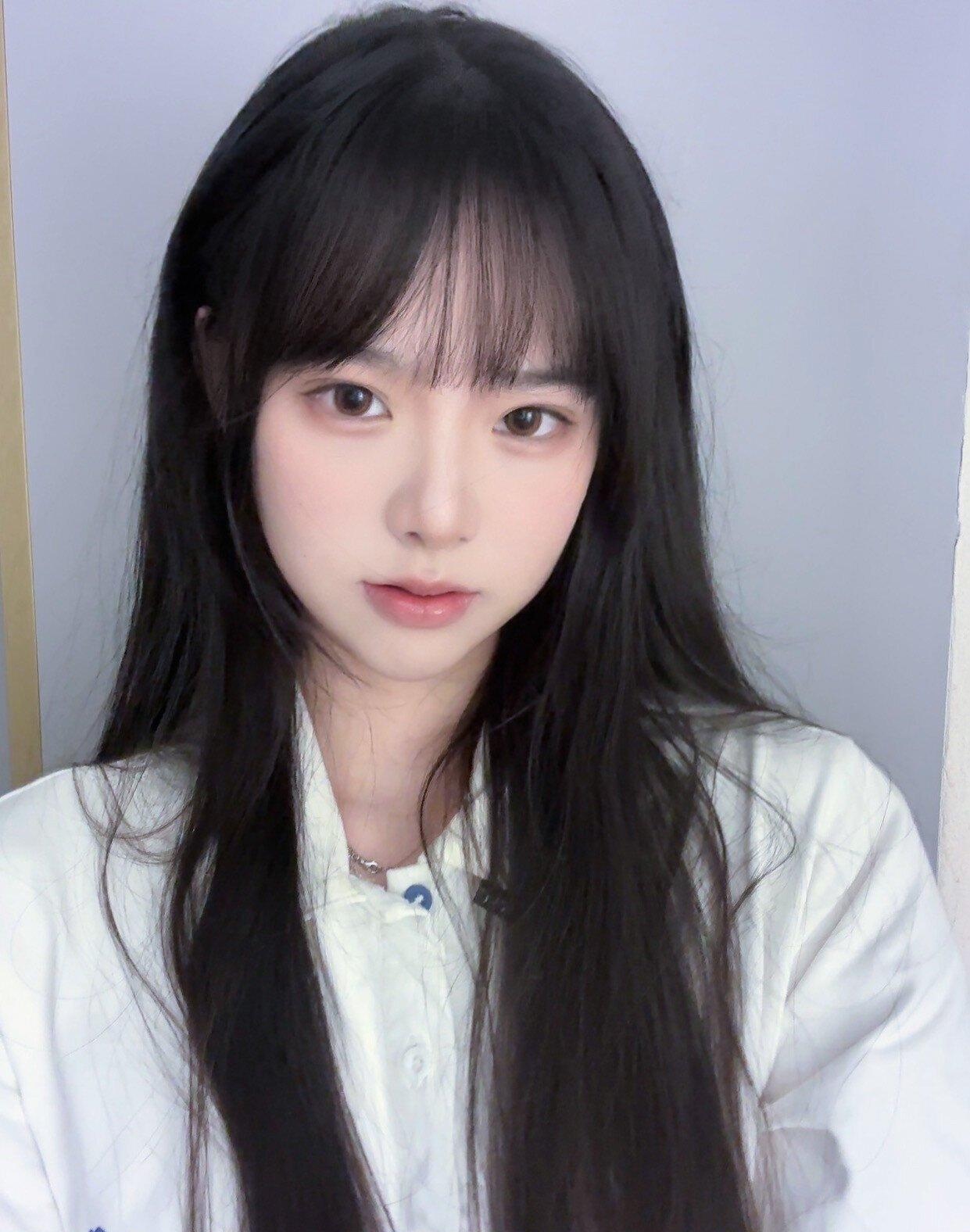 📸  小姐姐的刘海整齐地横跨额头,显得脸型更加精致小巧.