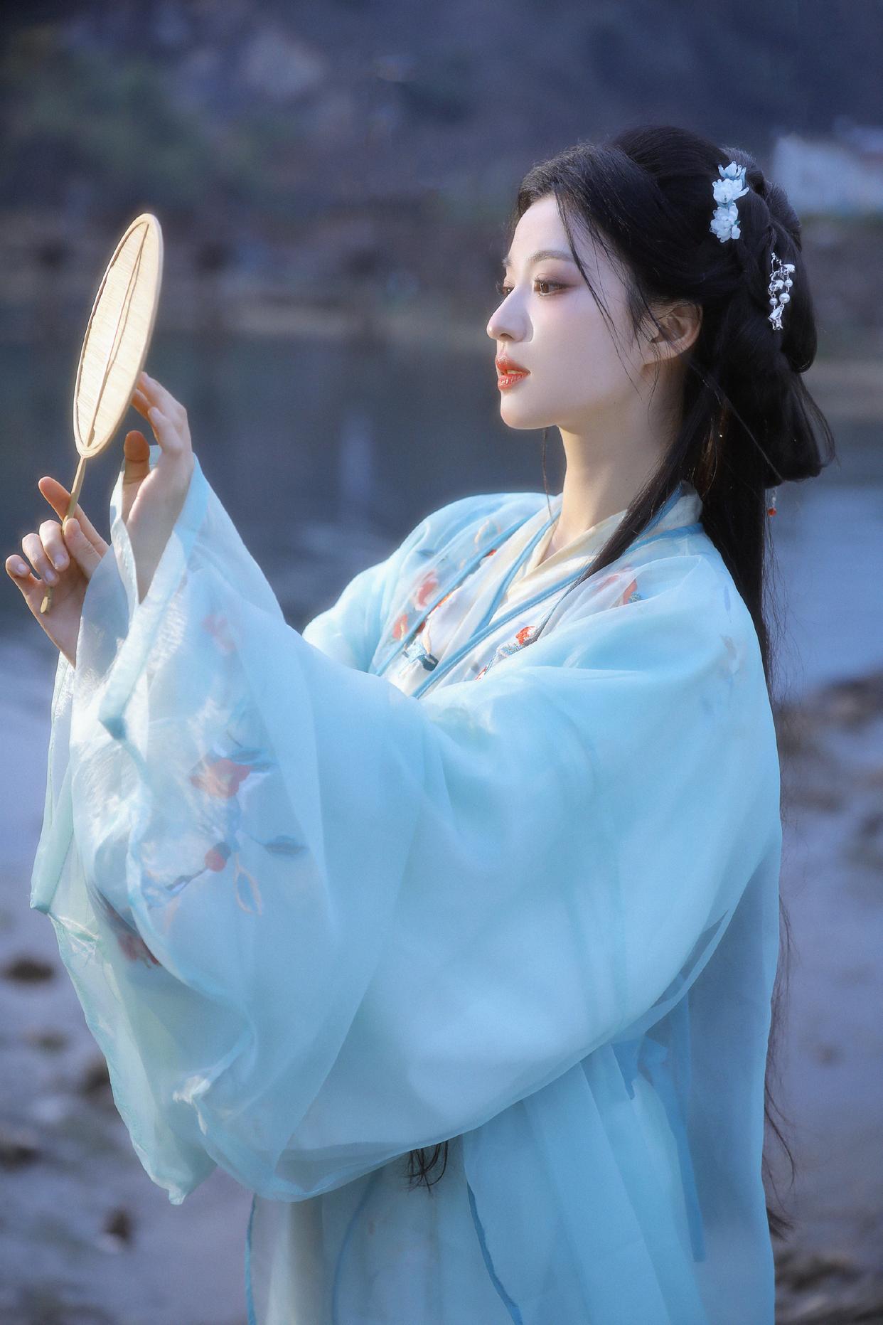 镜中花,水中月,汉服小姐姐美如画