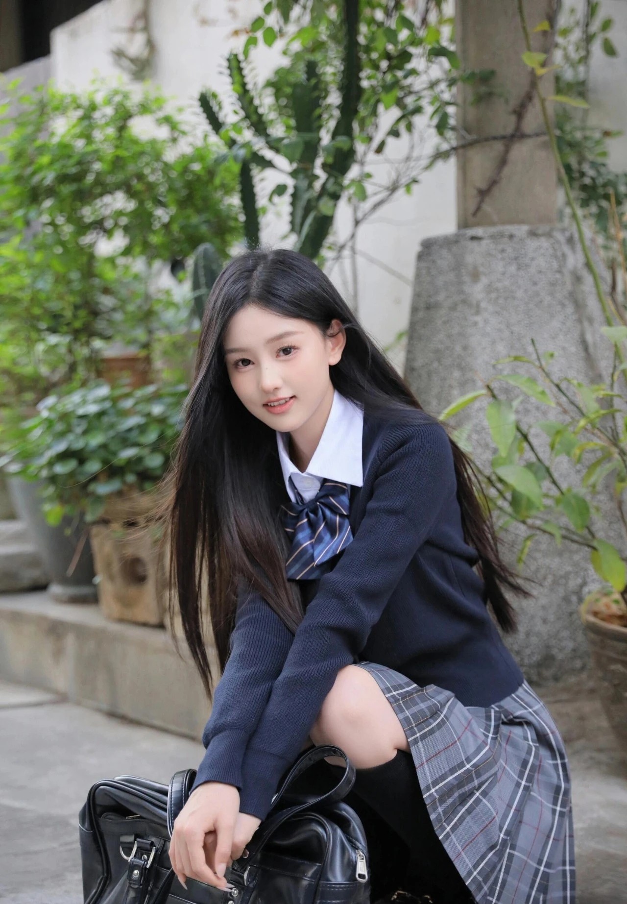 校园里的青春美少女,笑容甜美,散发着青春的气息