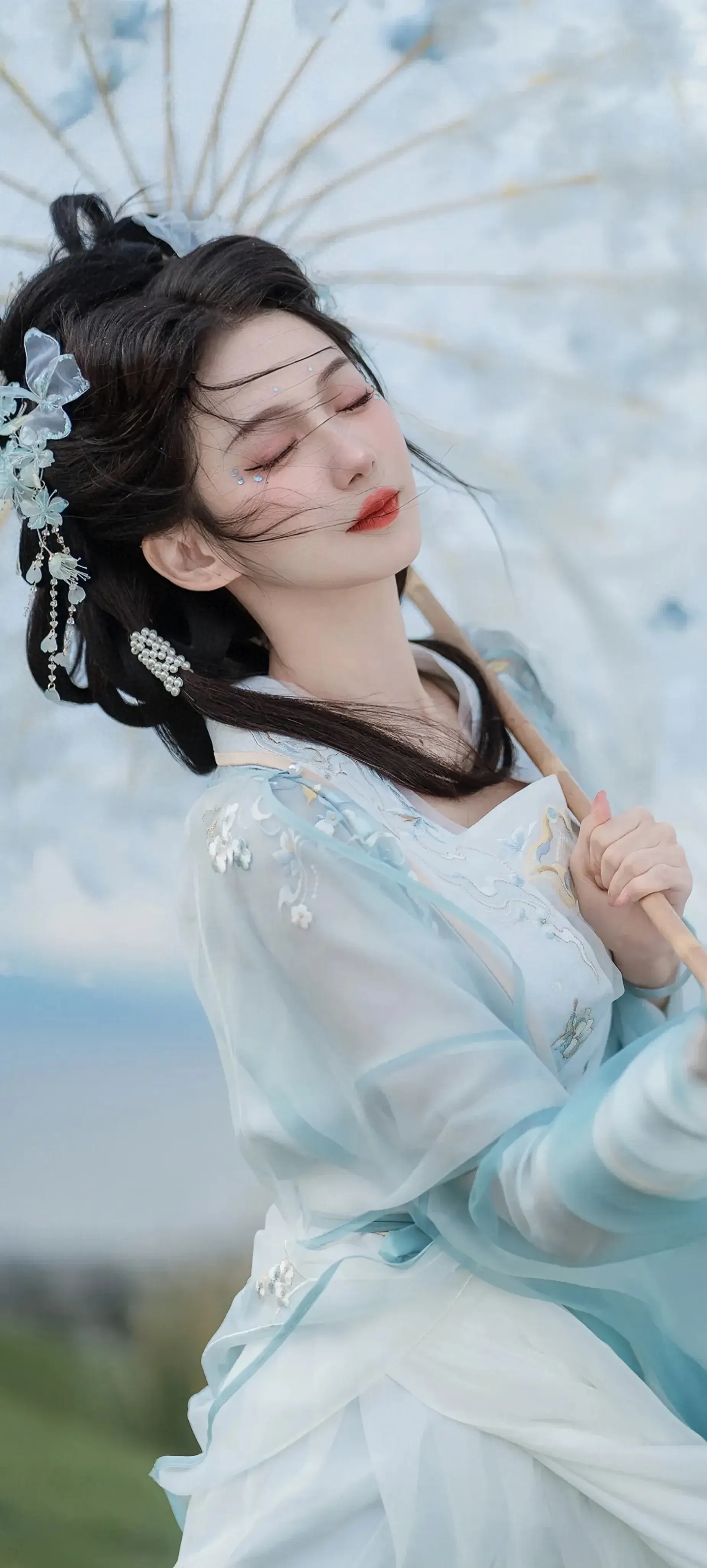 🌸古典美人再现!🌸  💙浅蓝与白,交织出清新脱俗的汉服之美.