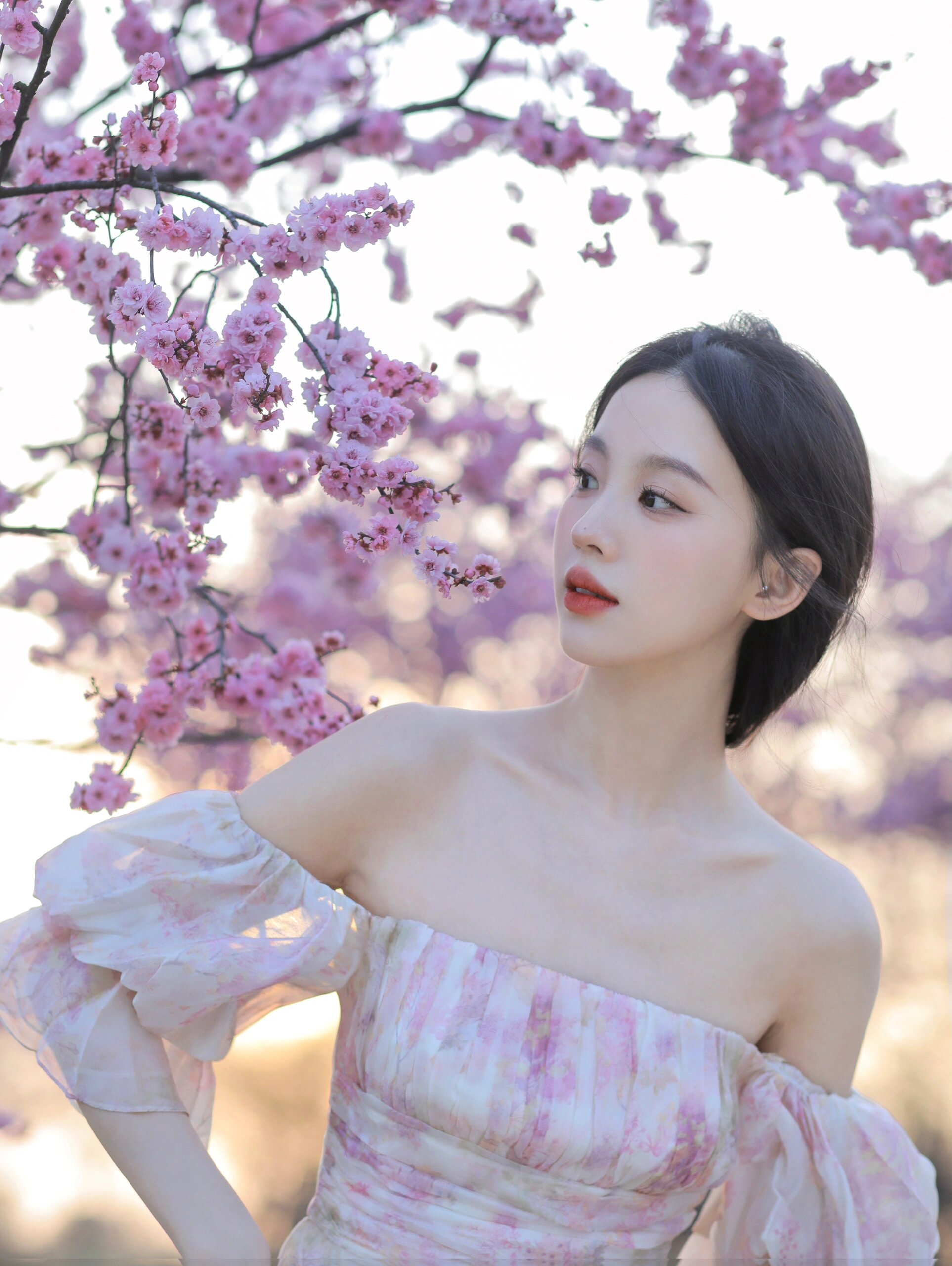 春日的温柔低马尾女神  一眼就被这露肩连衣裙所吸引,简约而不失优雅