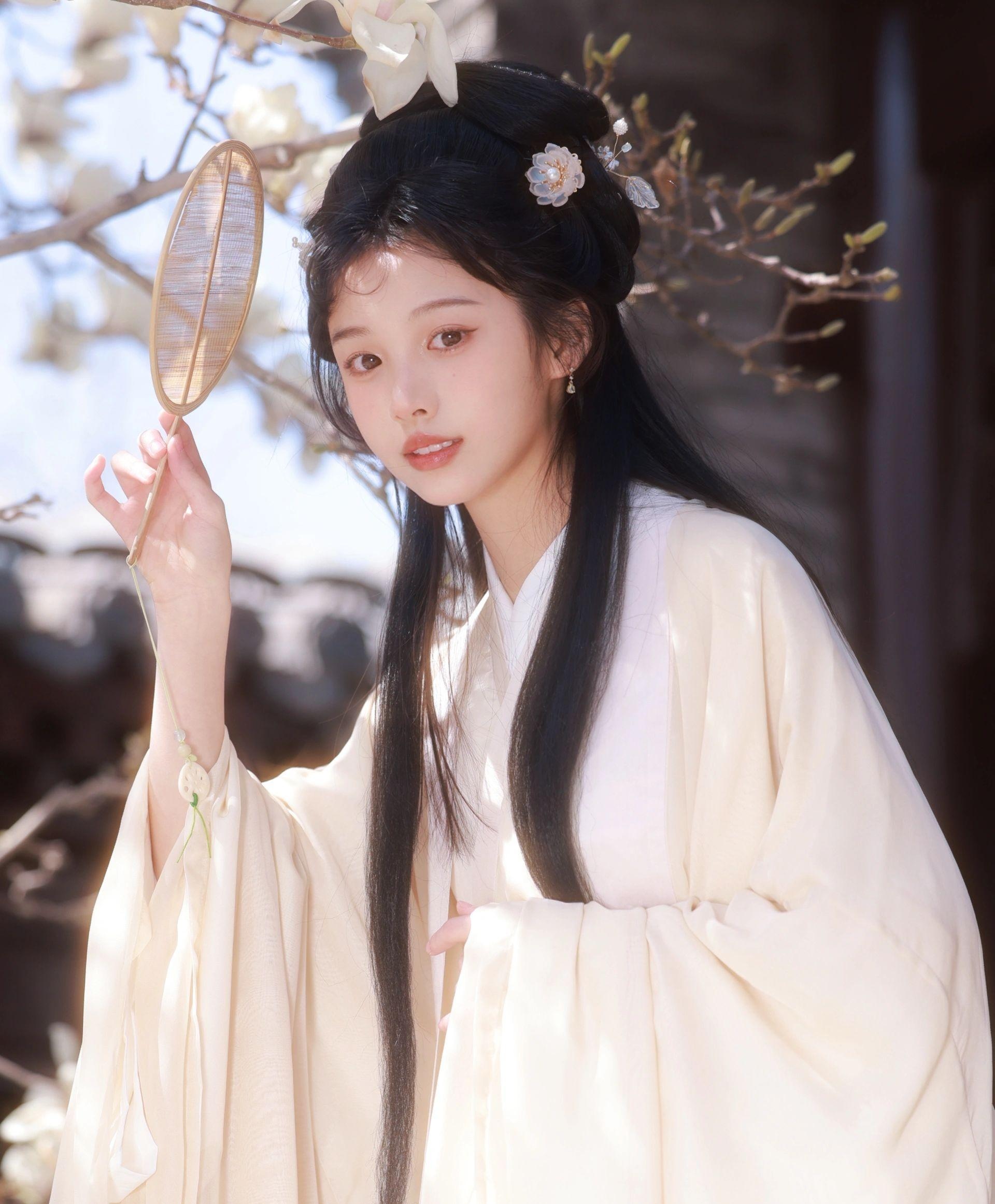 优雅如诗,古典韵味  今日分享一款古典韵味的长袍,让人仿佛穿越回古代