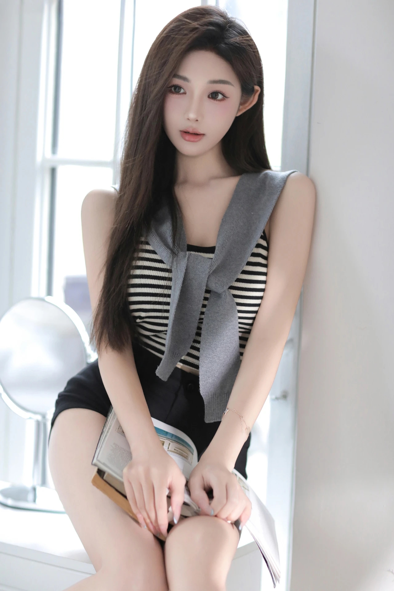 哇,小姐姐坐在沙发上,腿长真吸睛,这姿势也太撩人了,看得我心都酥了!