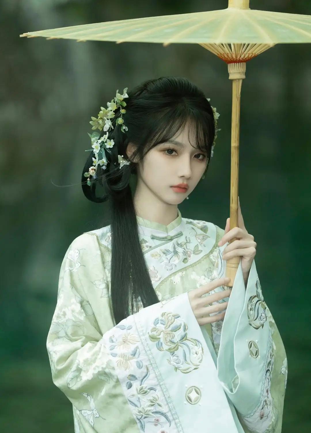 古风美人,一袭白衣,手持竹篮,静坐木舟,花环点缀,宛如画中仙