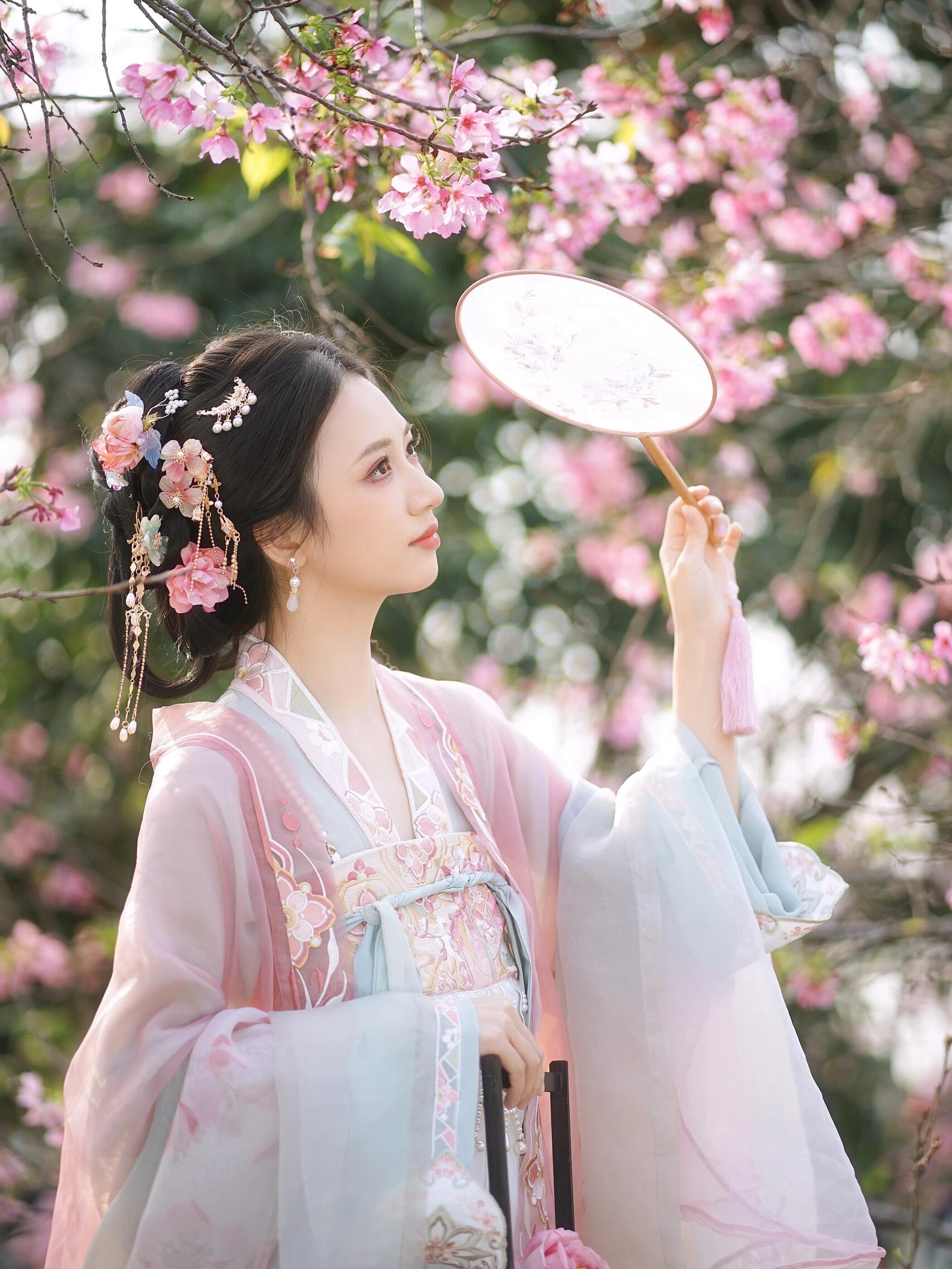 樱花盛开时,她站在其中,仿佛仙子降临人间.