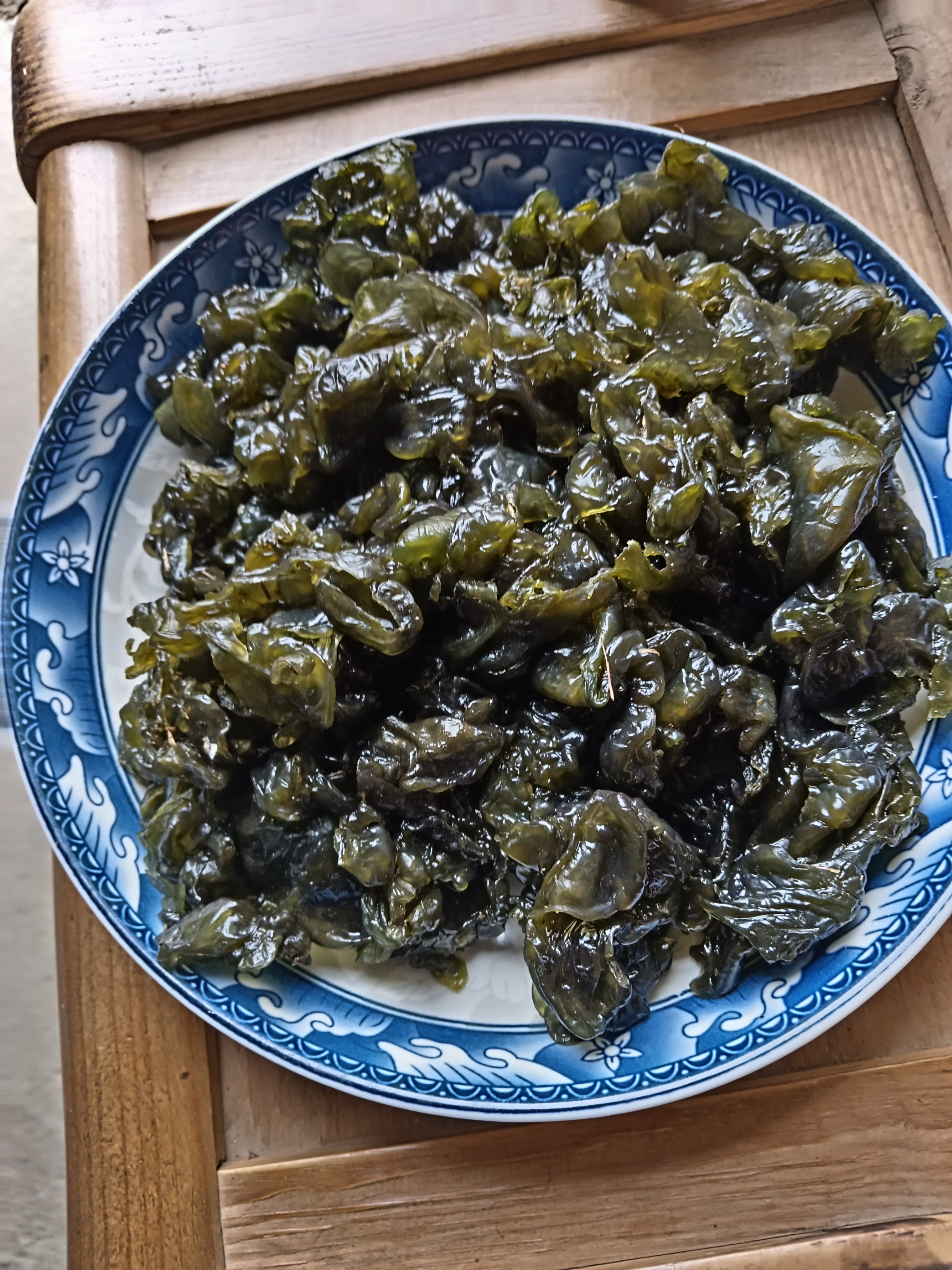 大地馈赠给人们的野味佳肴一一地木耳  天气温度在20摄氏度以上,如果