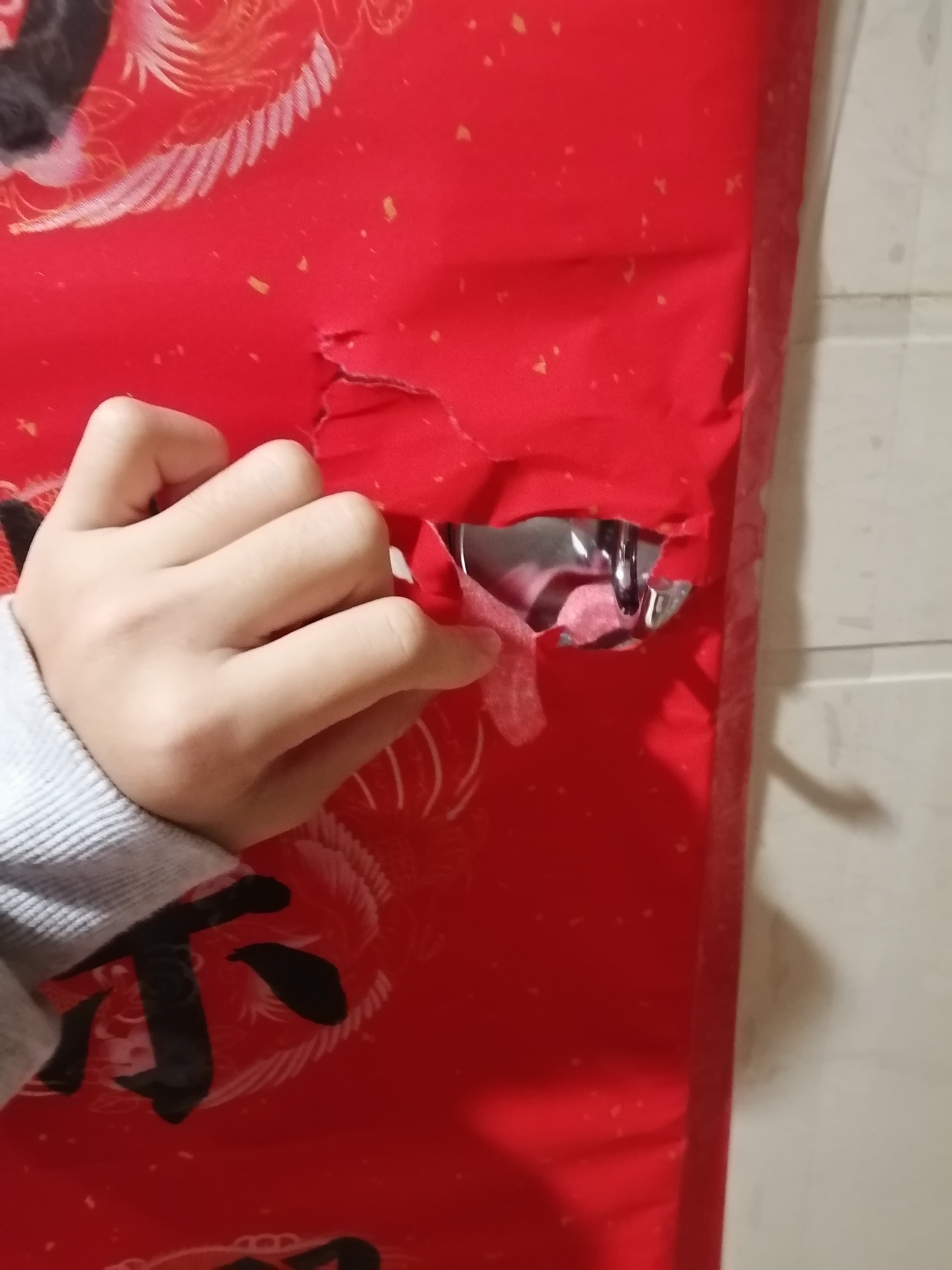 今天有一个外卖员把我们家的对联给扣坏了,她死不承认,说本来就是坏的