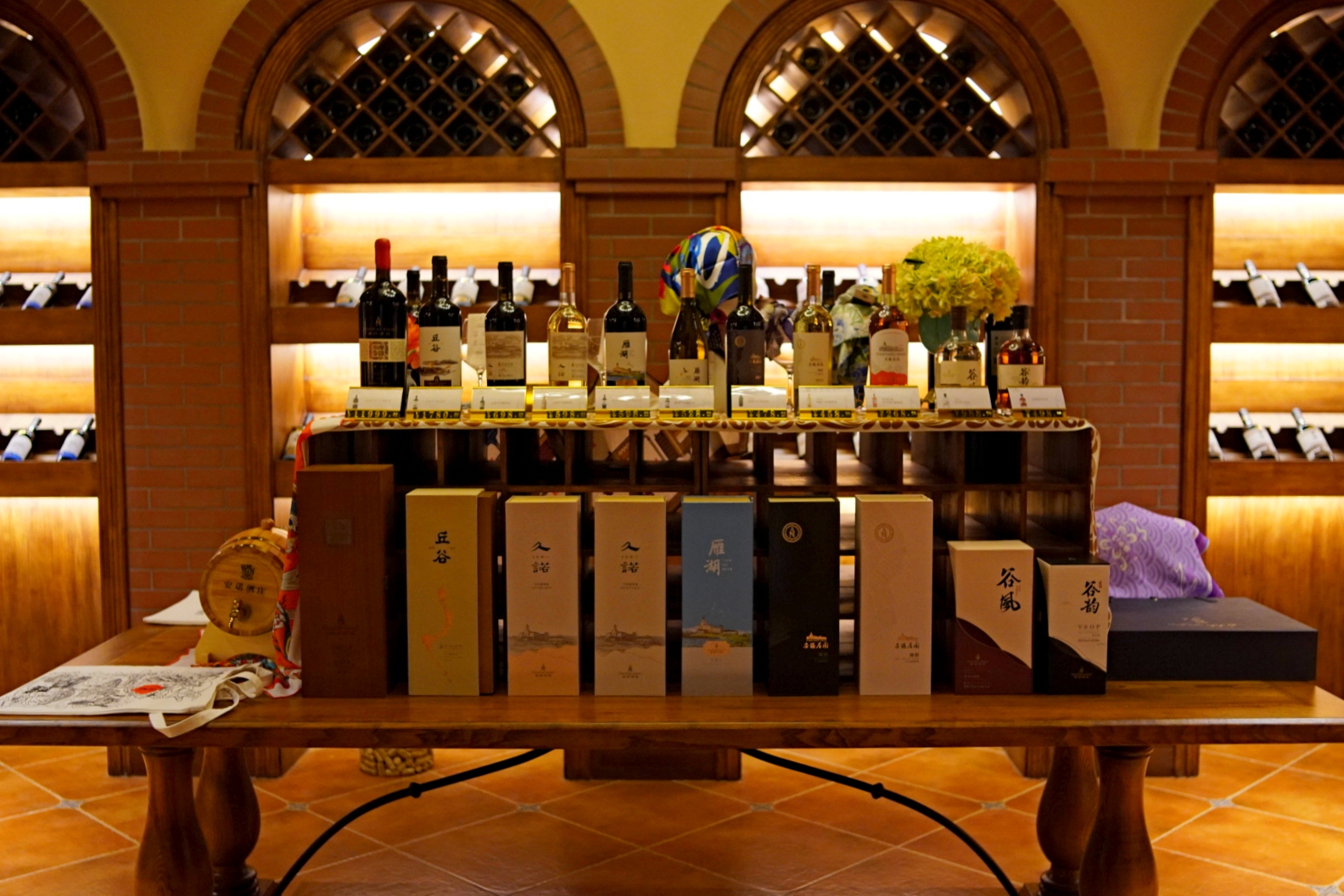 在这个黄叶披甲的下午,走进蓬莱安诺酒庄,任温暖的阳光透过斑驳的葡萄