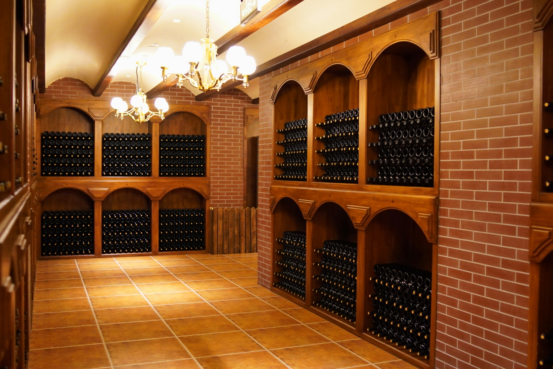 在这个黄叶披甲的下午,走进蓬莱安诺酒庄,任温暖的阳光透过斑驳的葡萄