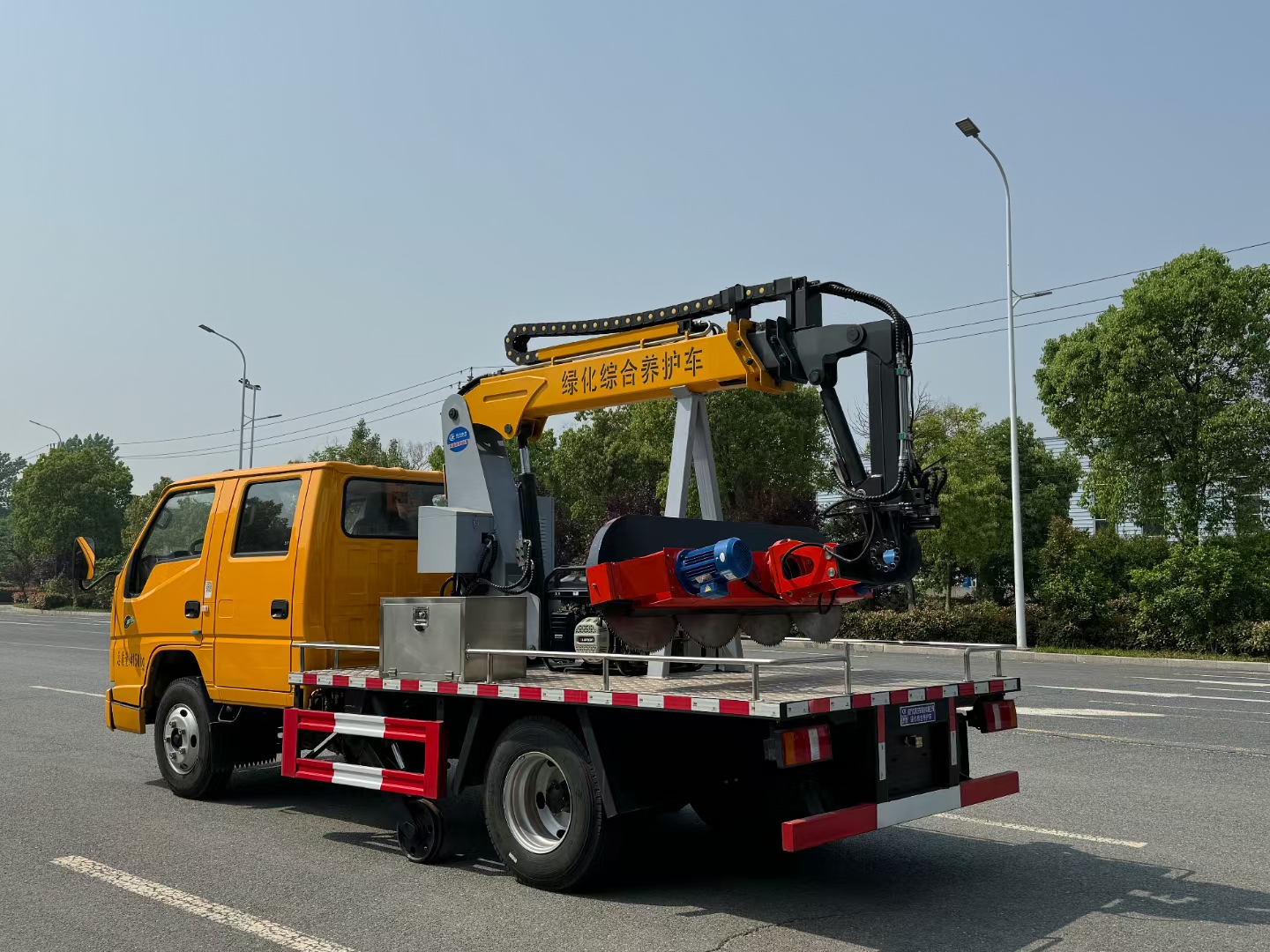 江铃绿化综合养护车,多功能修剪车辆,刀头可更换,可适配不同工作场景