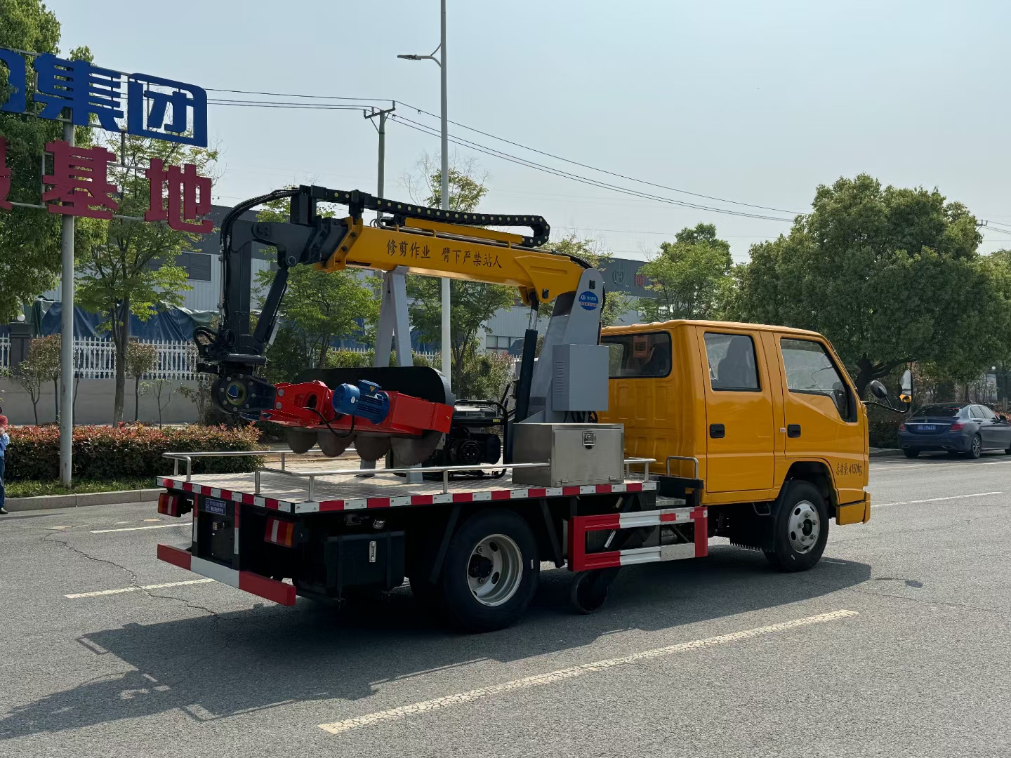 江铃绿化综合养护车,多功能修剪车辆,刀头可更换,可适配不同工作场景