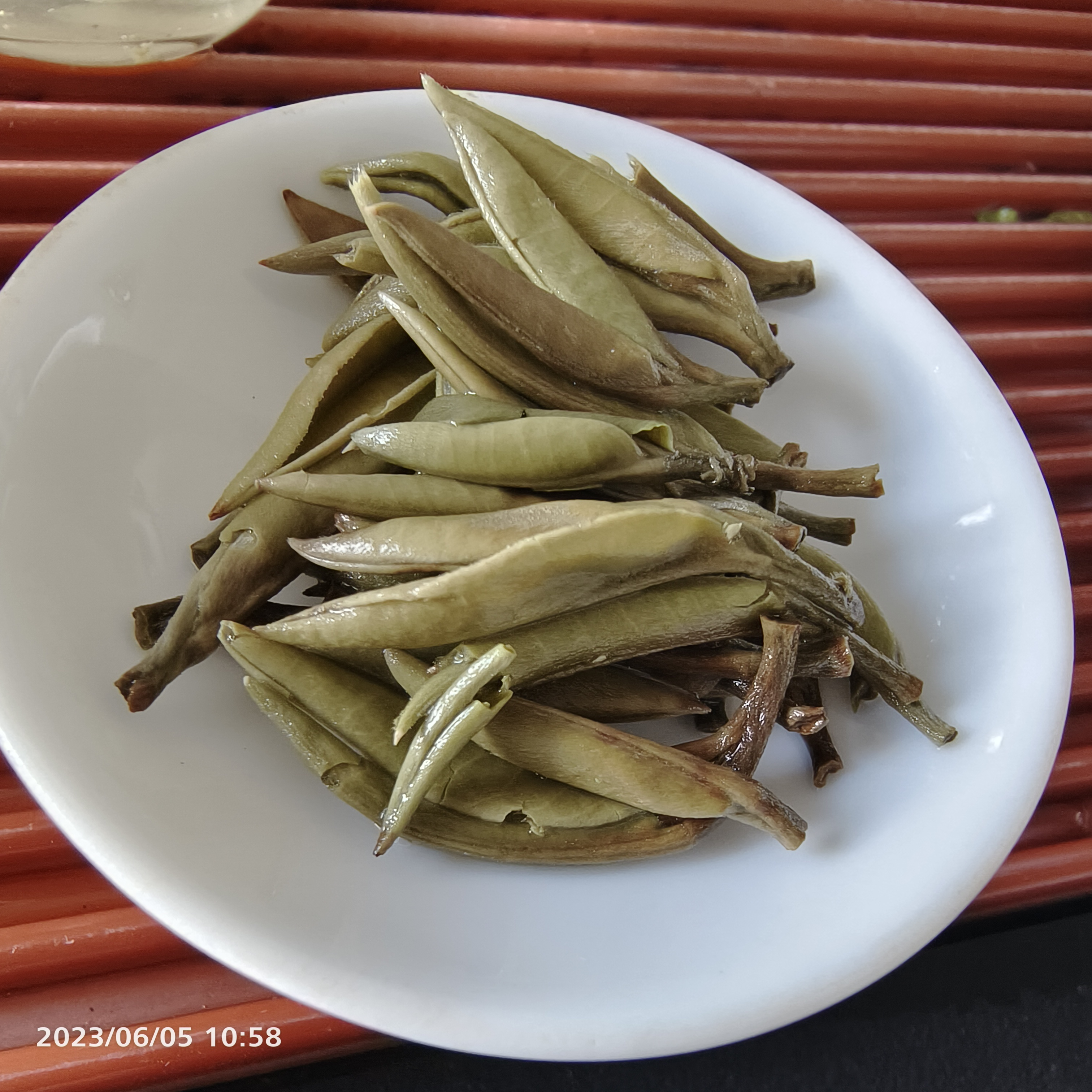 云南头春头采白茶云南头春头采白茶,选用高山生态茶园,精心采摘优质