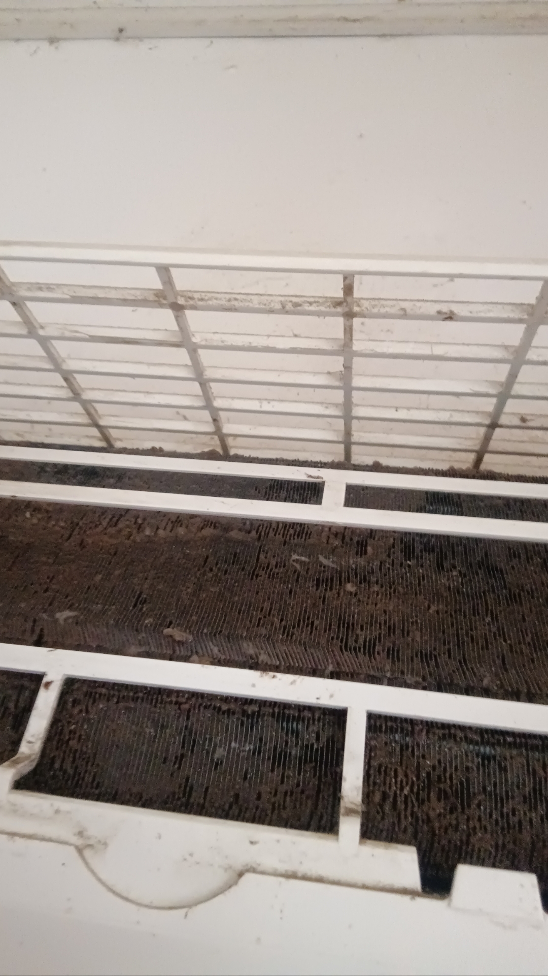 空调脏堵,全是灰尘霉菌,通风差,有异味!