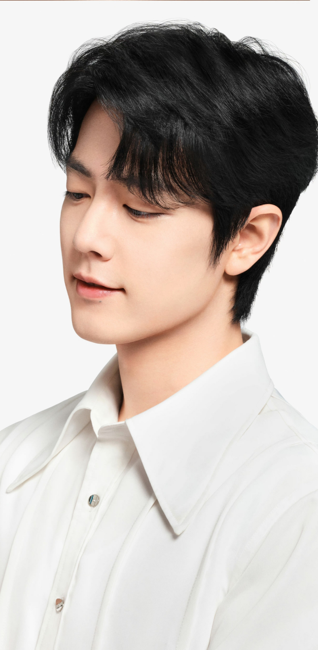 是咱们肖战欧莱雅pro全球代言的广告!  他今天穿的那个皮衣!