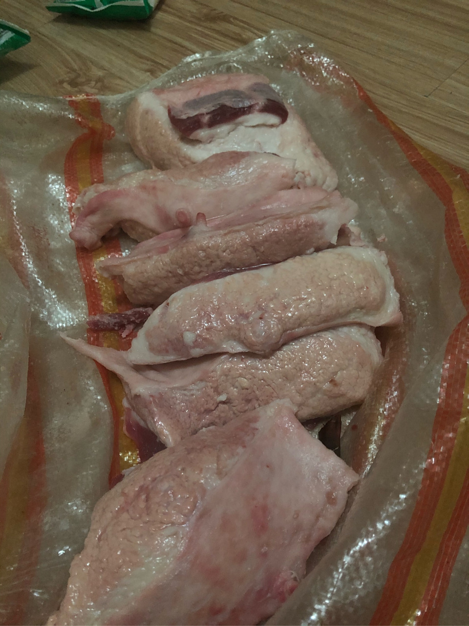 请问这个猪腹部边上的肉是这种泡泡肉.能吃吗?很像猪肺的手感.