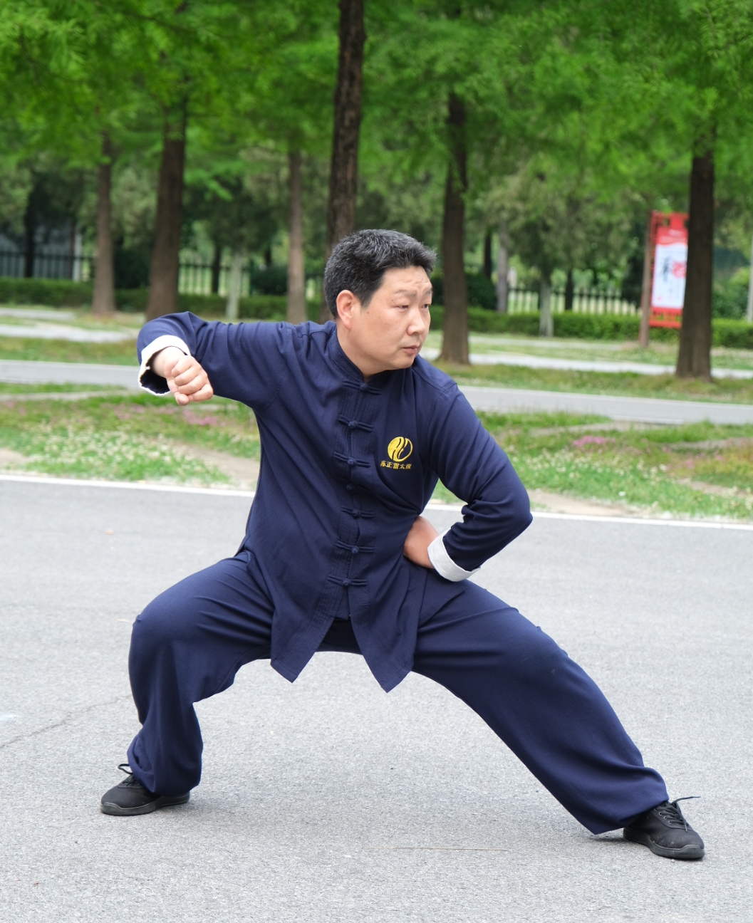 春风拂面来,百花争斗艳. 鸟儿枝头叫,蝶舞花丛间