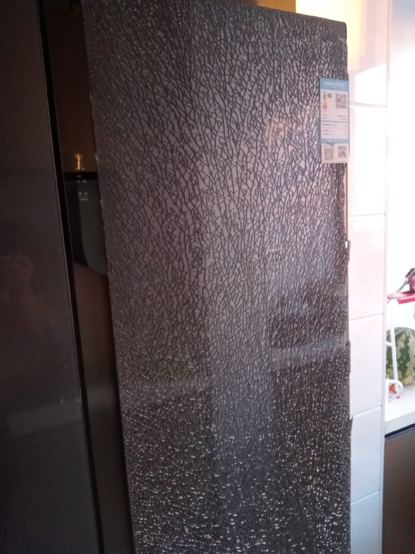 美菱冰箱买了不到两年,凌晨四点冰箱门突然爆裂,商家推卸责任