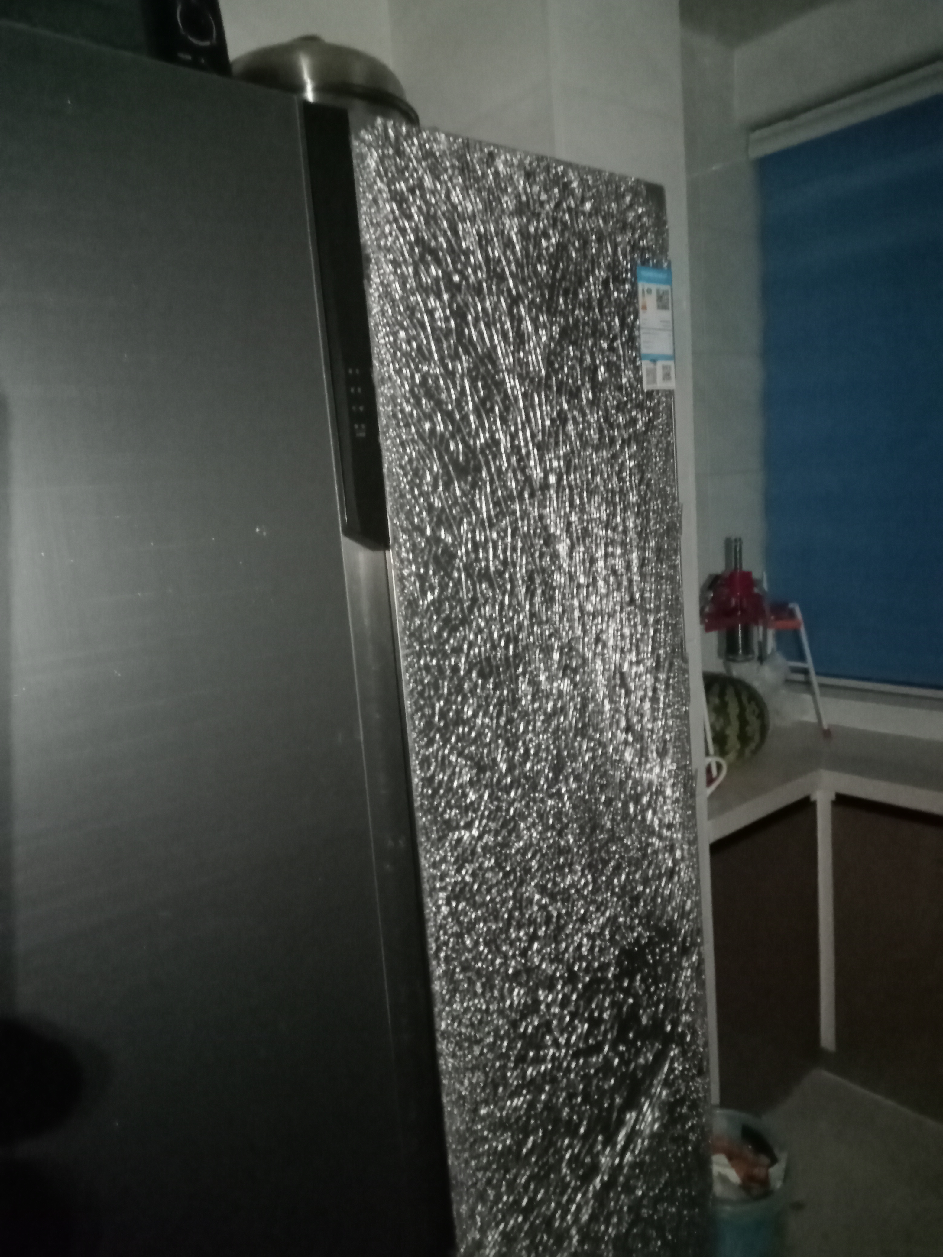 美菱冰箱买了不到两年,凌晨四点冰箱门突然爆裂,商家推卸责任