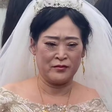 这新娘身披金饰银饰,珠光宝气,但怎么看着脸上还是阴云密布,难道是