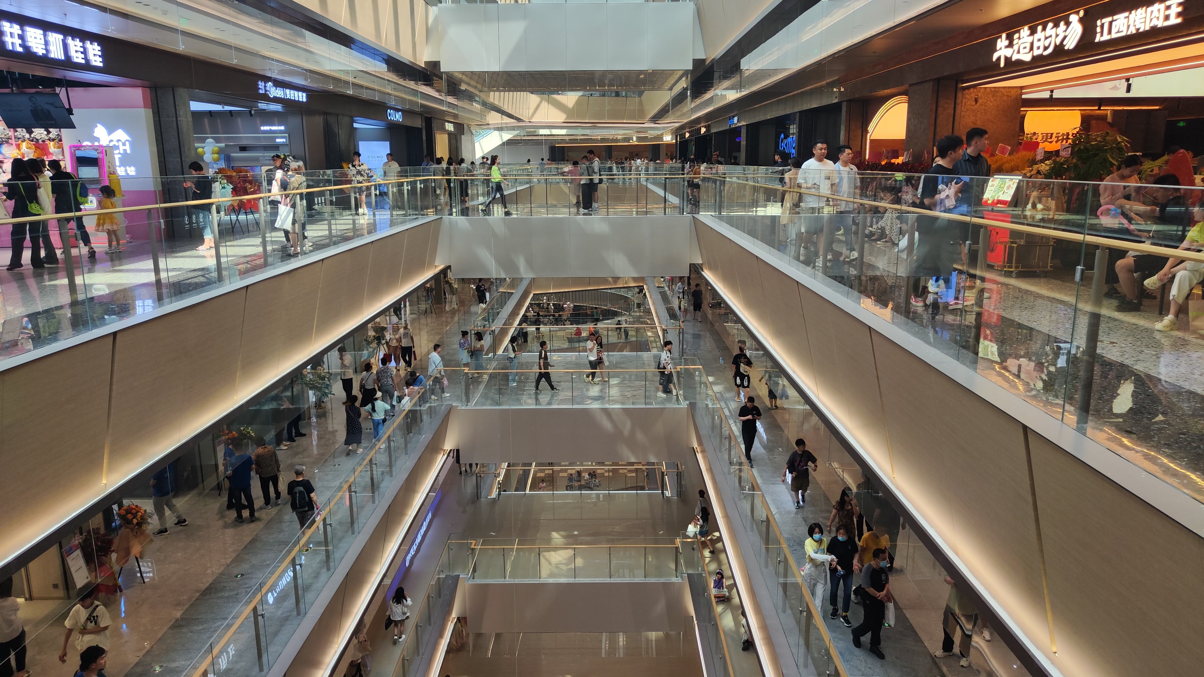 武昌万象城的建筑美学还是很在线的,动静结合,直线和弧线的运用恰到