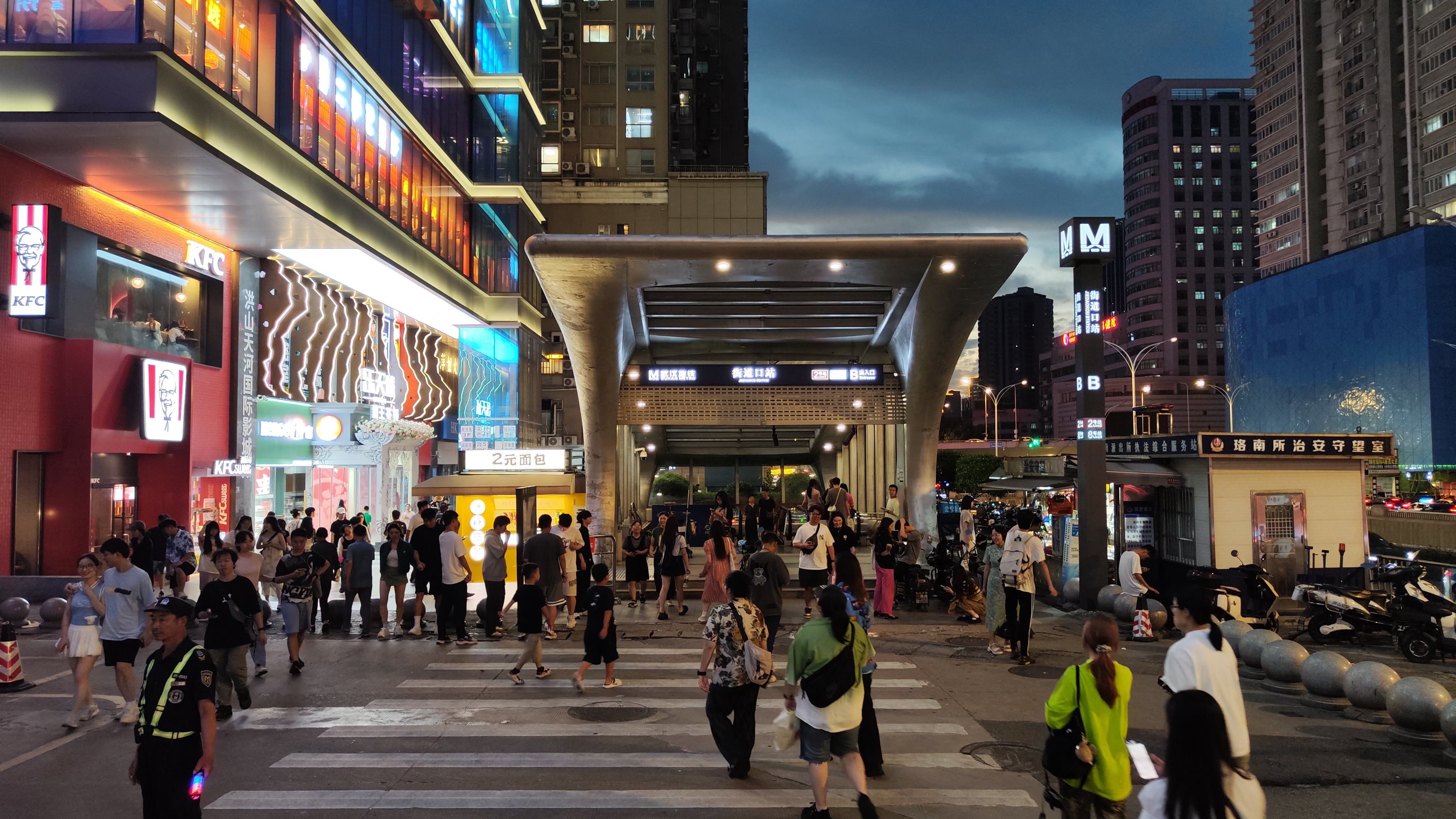 武汉有一条街道,它似乎永远充满活力和生机.