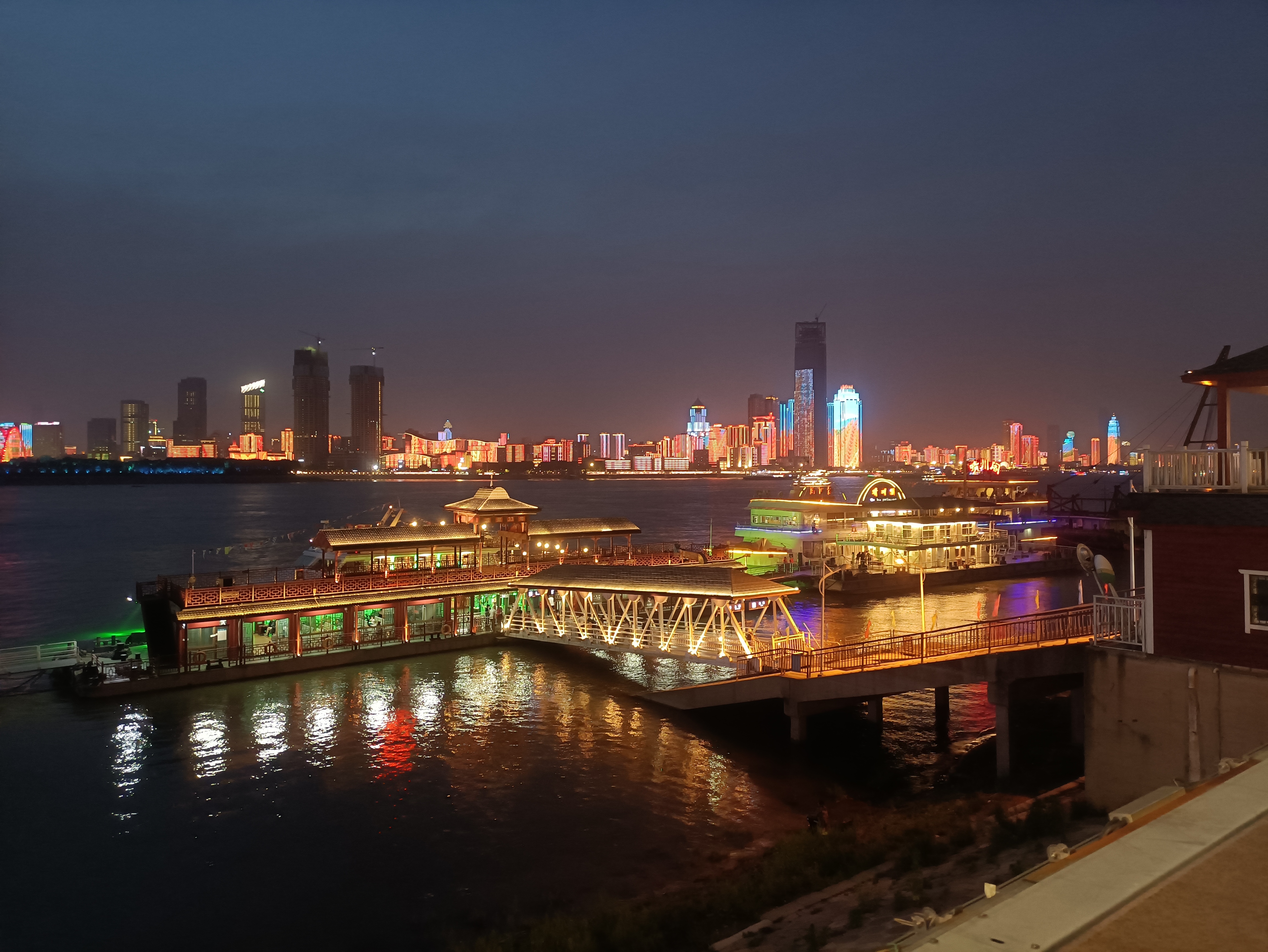 武汉的夜景越来越美了.