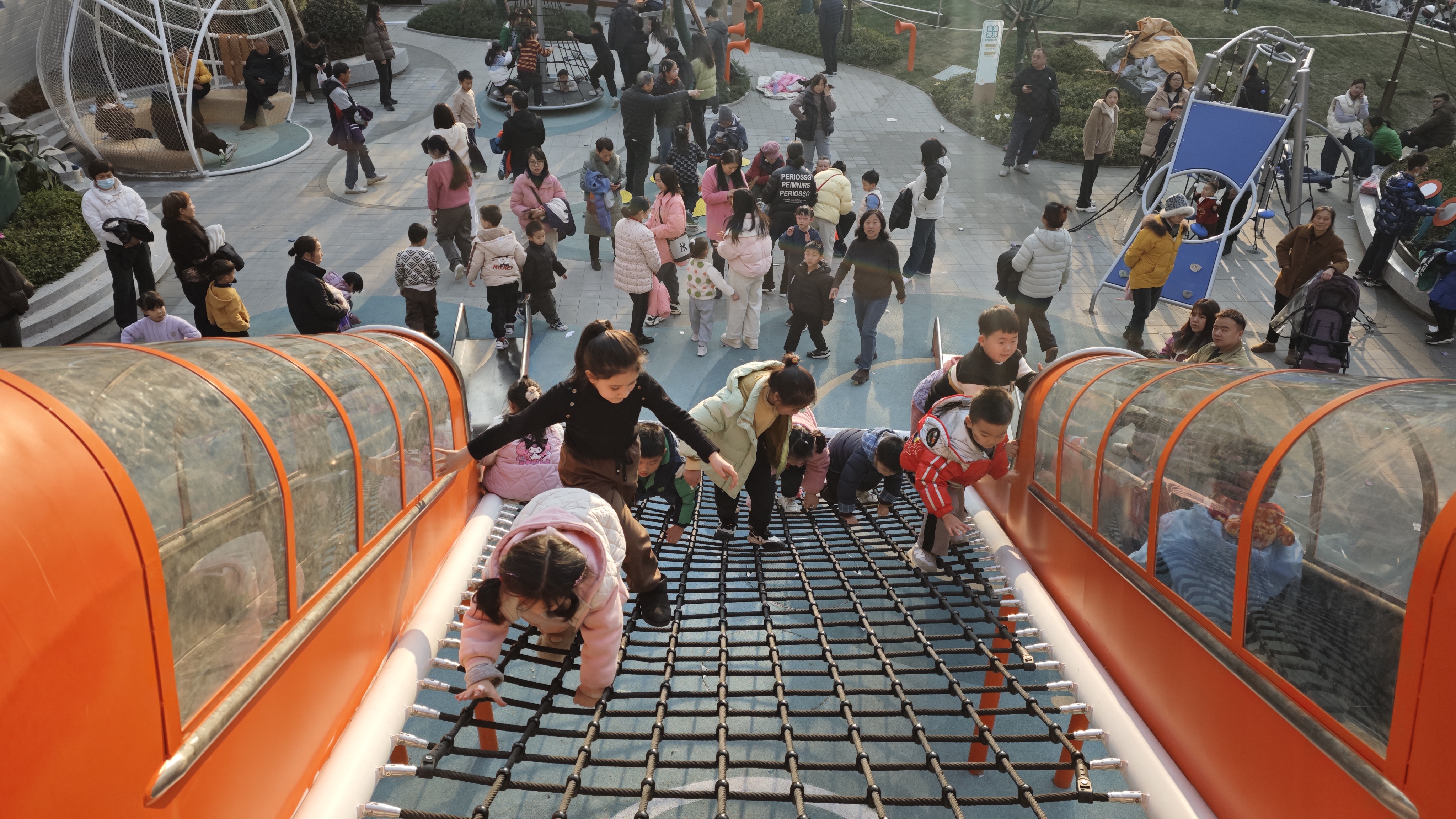 主体就是一个大的滑滑梯,形似水滴,趣味