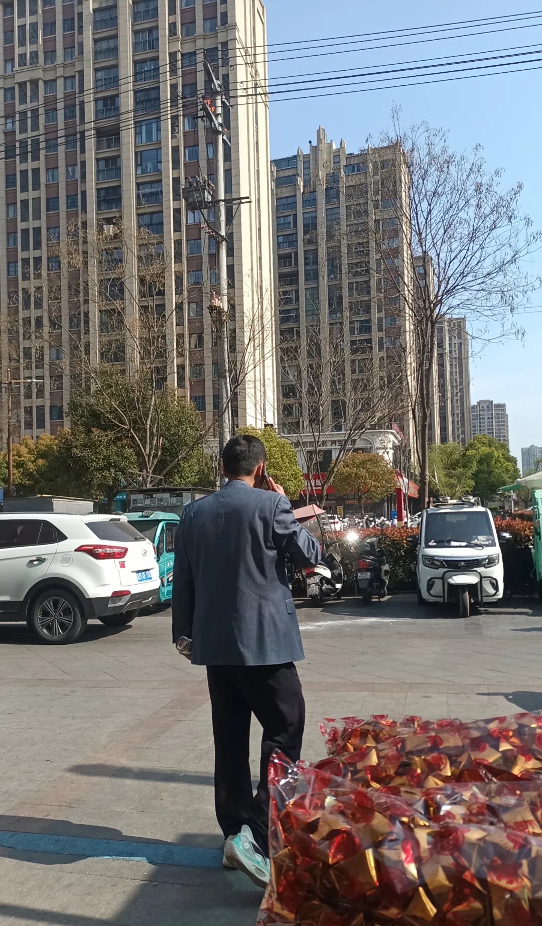 前几天有个老哥来跟我赊账,要赊两包烟,说他是小区六号楼装修的!