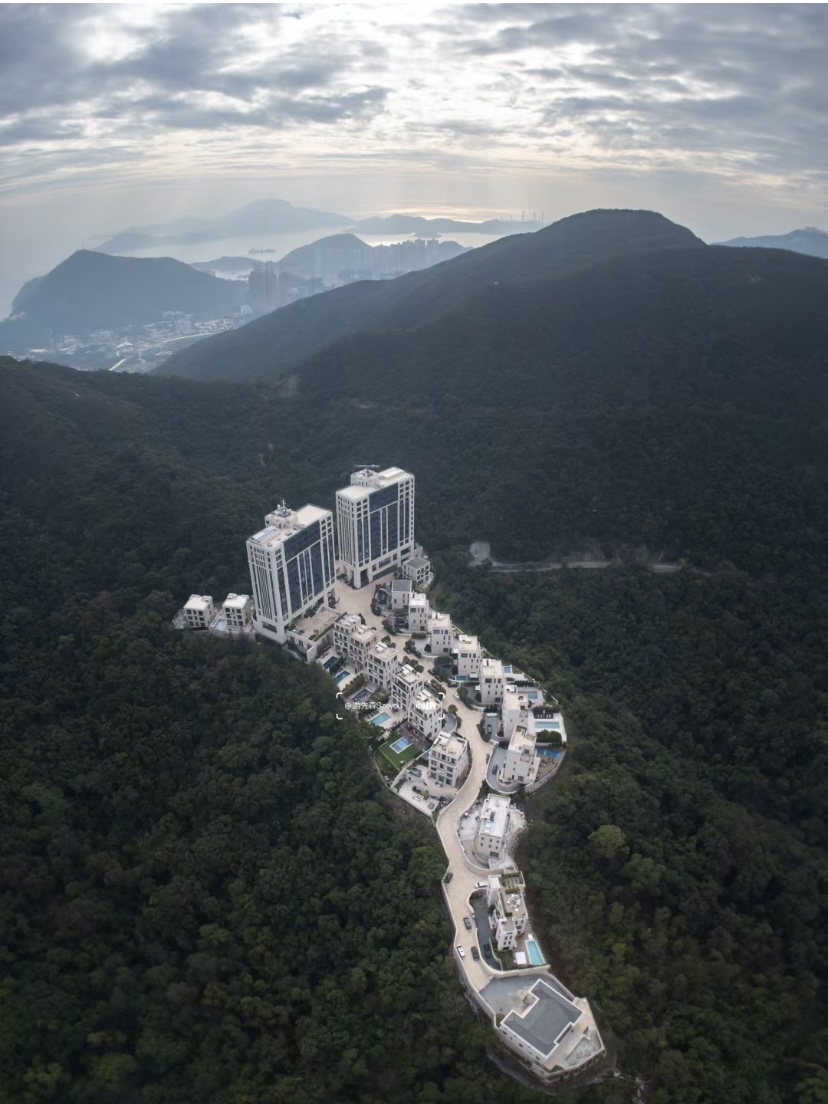 发现没,香港富人都喜欢住山顶 ,原因也显而易见: 第一,优越的视野