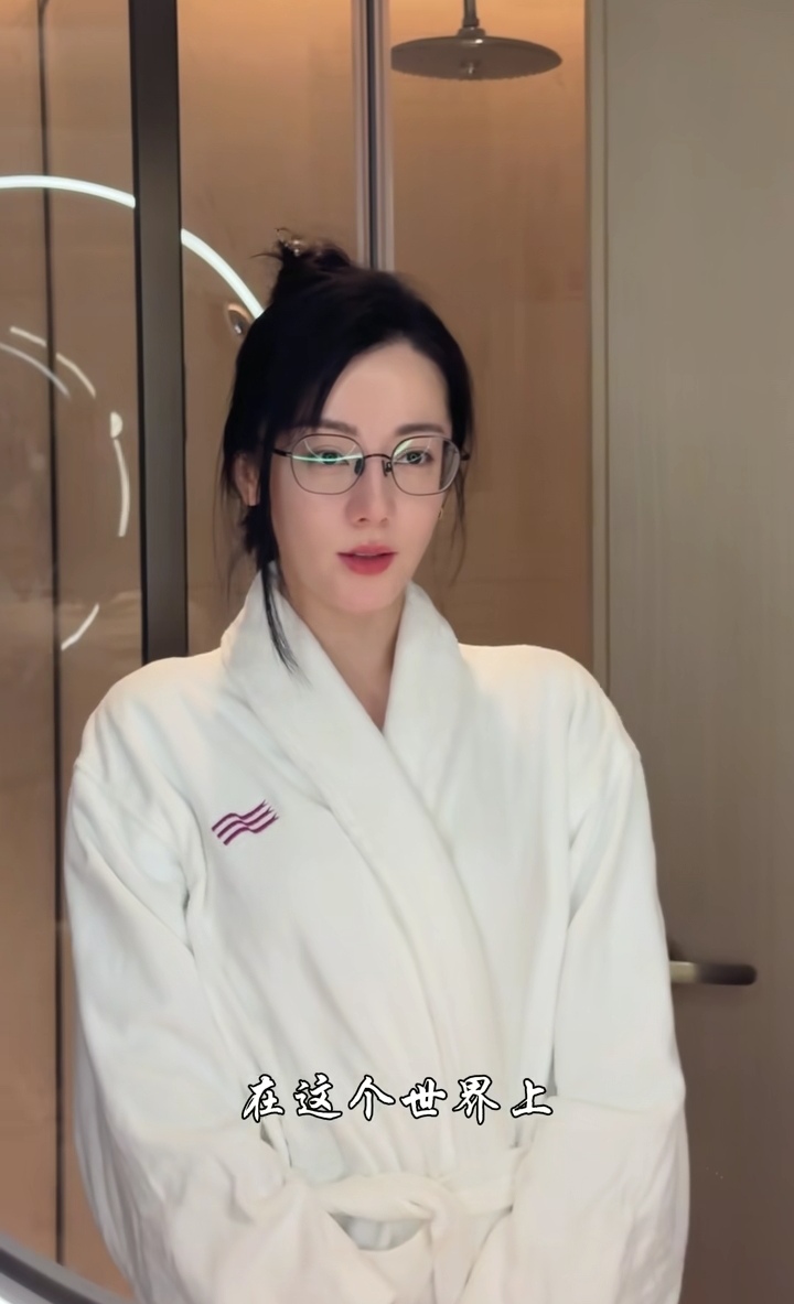 快来吃热巴的新瓜!迪丽热巴又在网上火出圈啦!