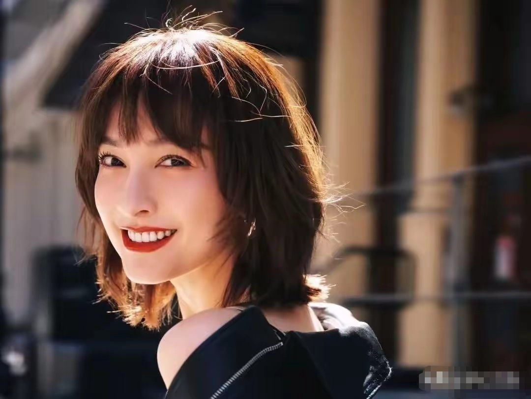 曾经在《快乐大本营》里那个有点害羞,说话轻声细语,偶尔在舞台边"小